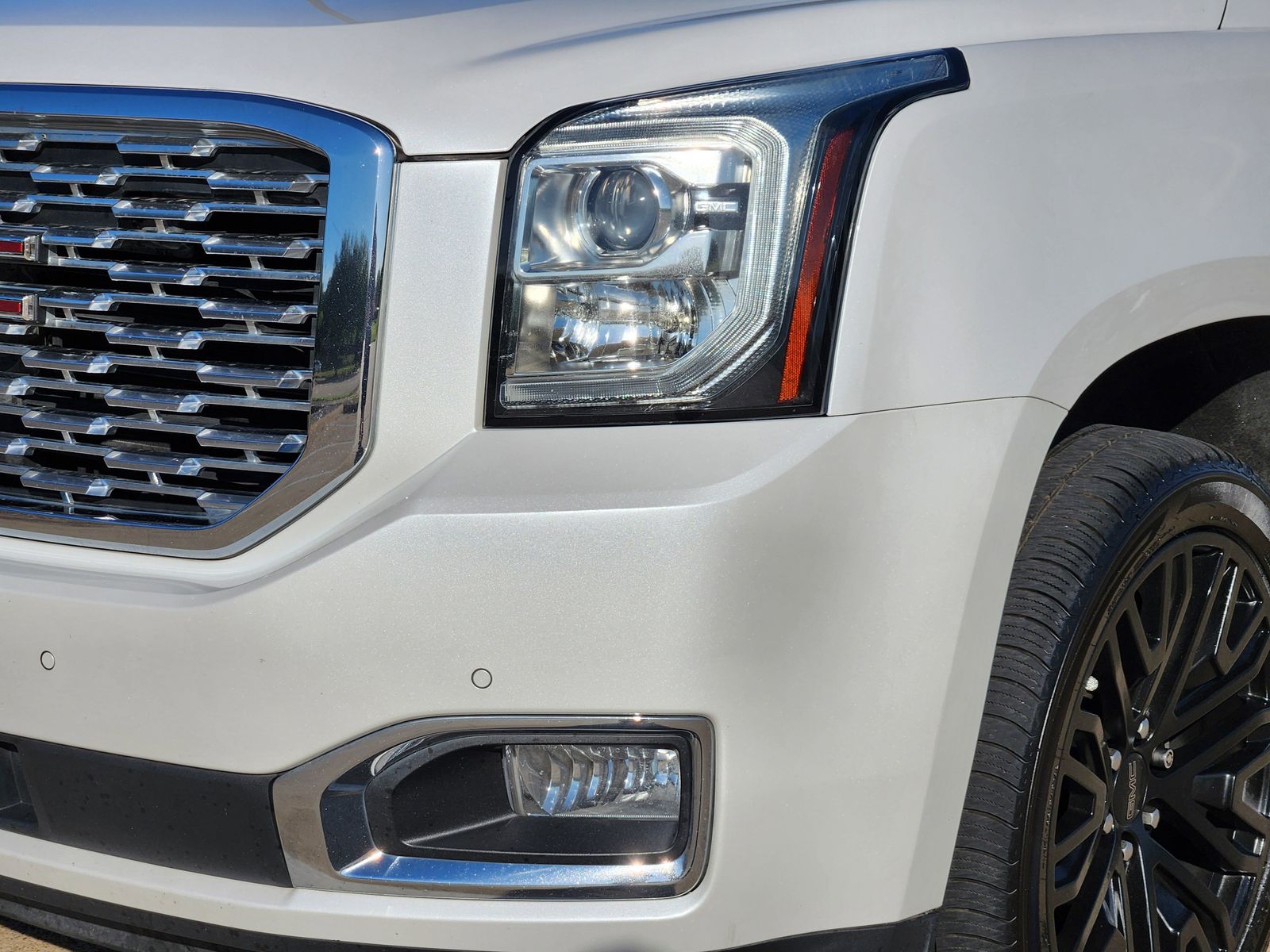Used 2019 White Frost Tricoat GMC Denali image 10