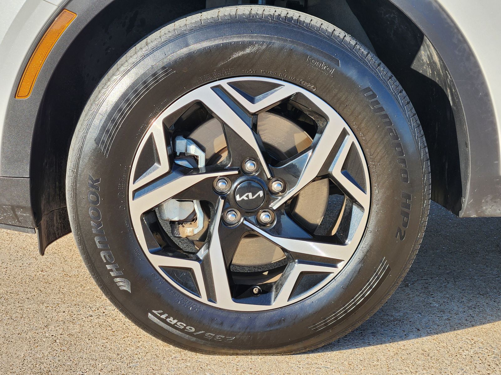 Used 2024 Snow White Pearl Kia LX image 20