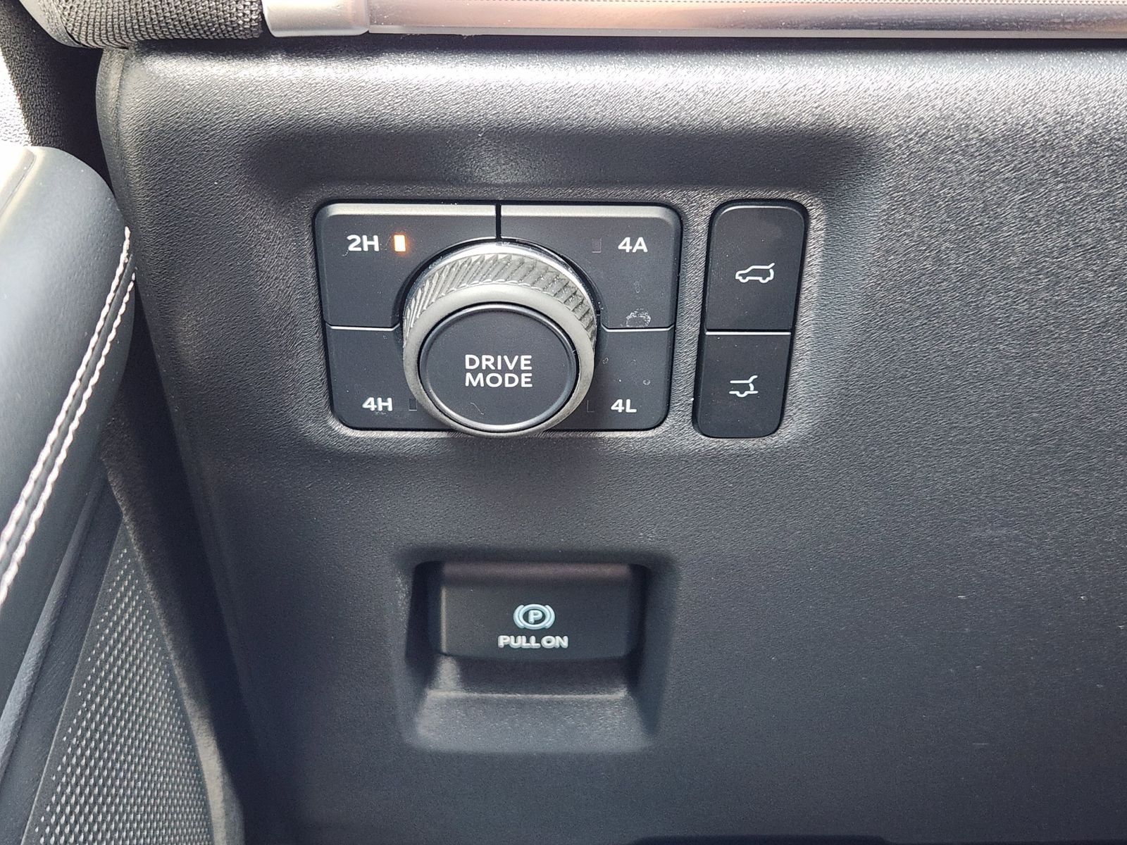 Used 2025 Gray Metallic Ford Platinum image 34