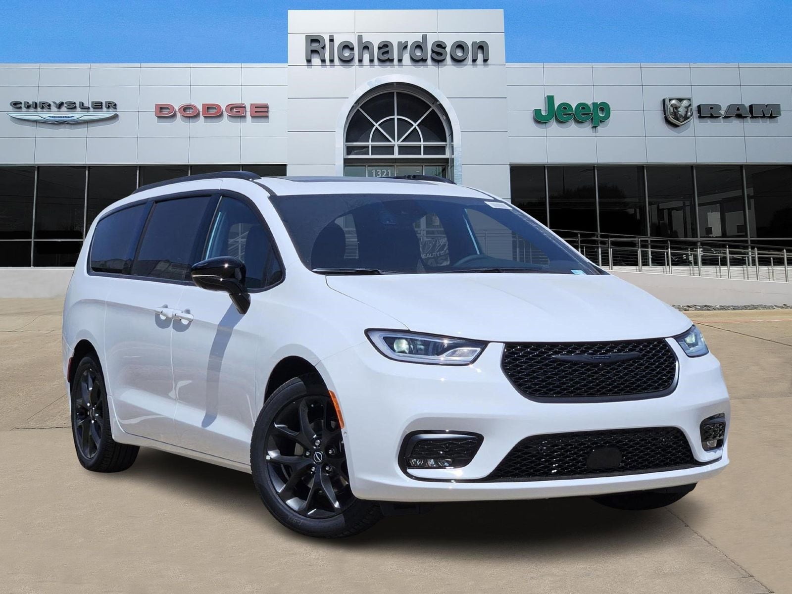 2025 Chrysler Pacifica Limited's photo
