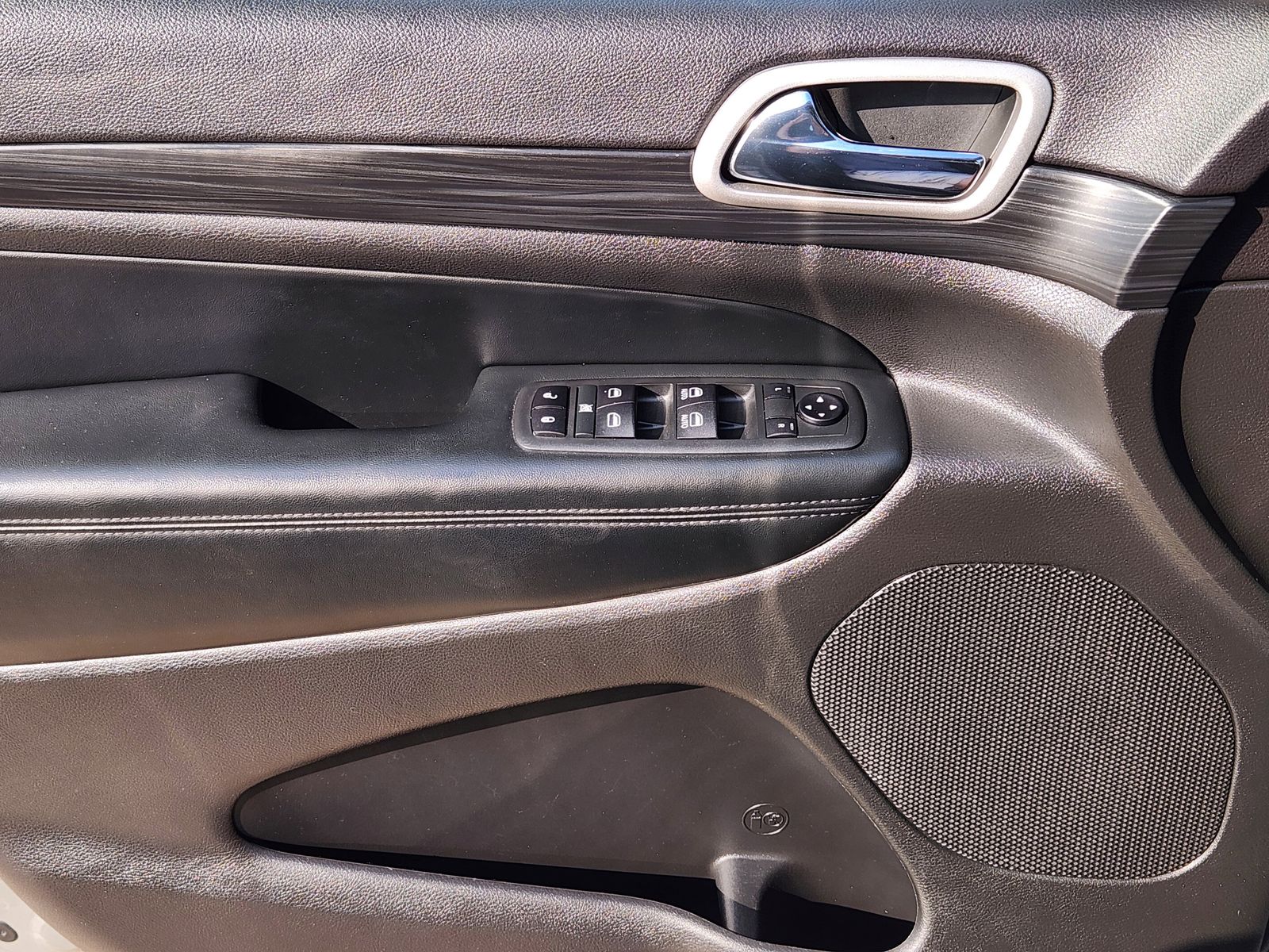 Used 2020 Sting-Gray Clearcoat Jeep Laredo image 31