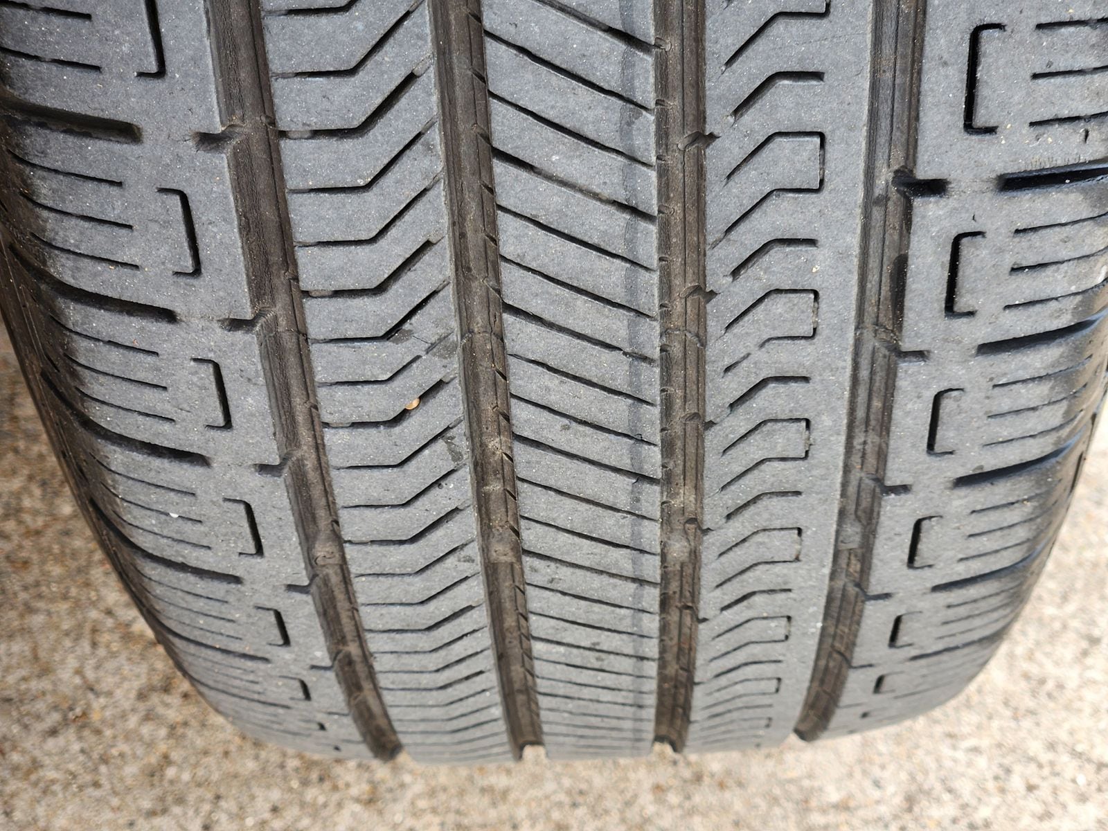 Used 2023 Solar Yellow Jeep Latitude image 17