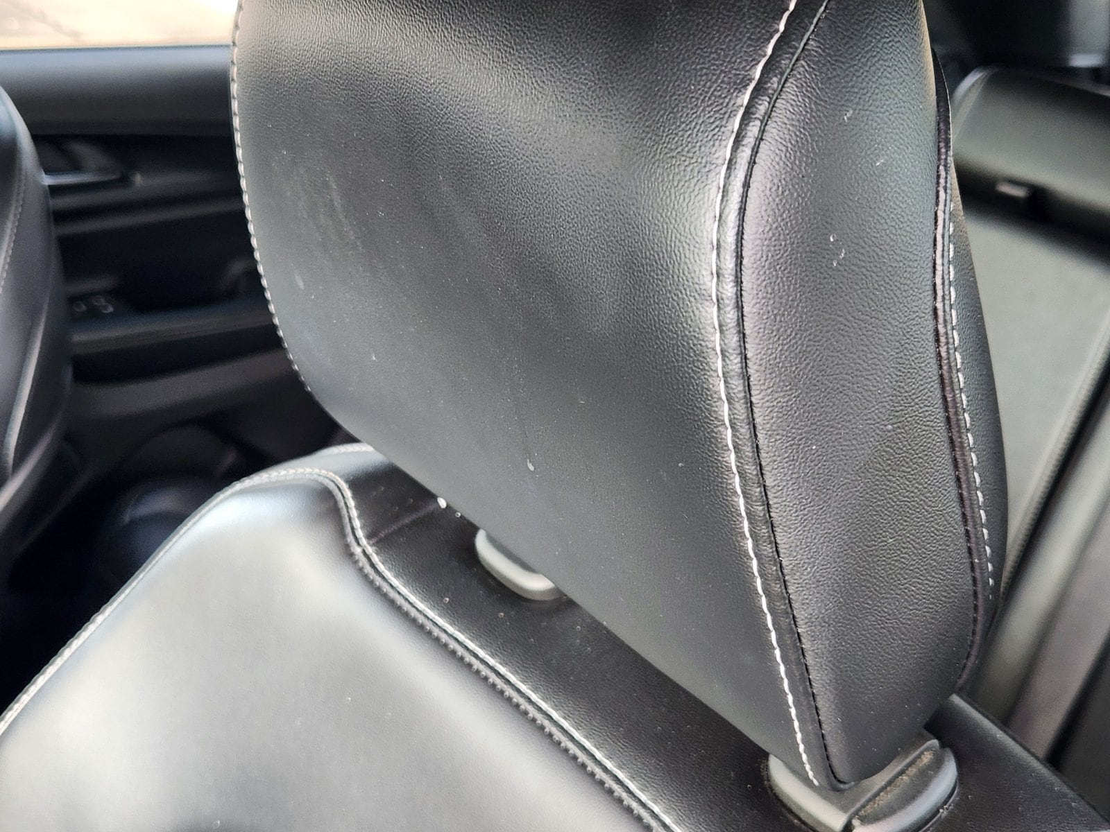 Used 2025 Diamond Black Crystal Pearlcoat Jeep Laredo image 21