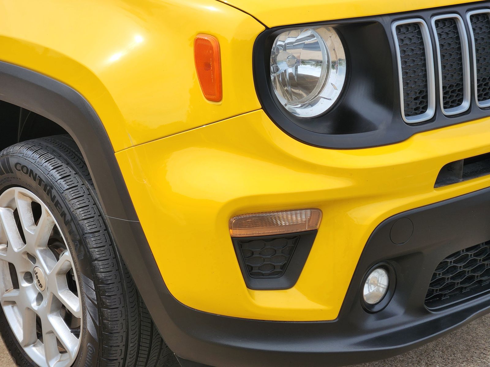 Used 2023 Solar Yellow Jeep Latitude image 14