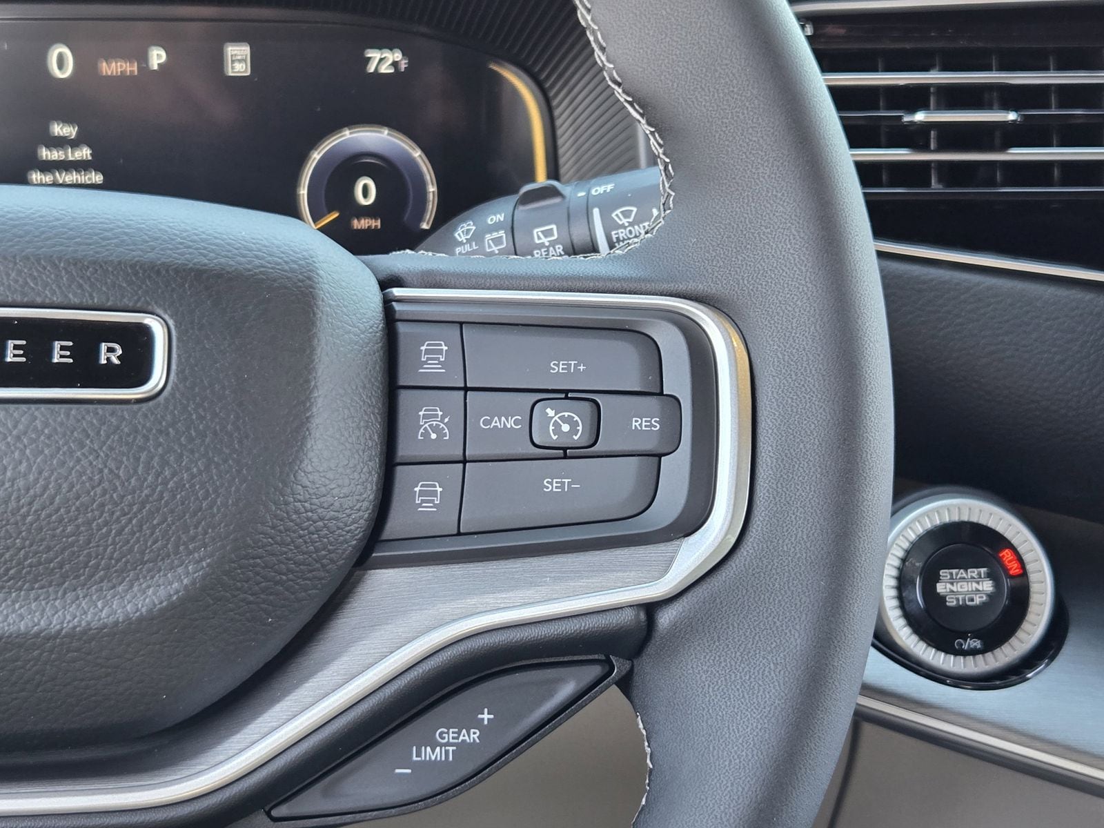 New 2025 Diamond Black Crystal Pearlcoat Jeep L LIMITED 4X4 image 31