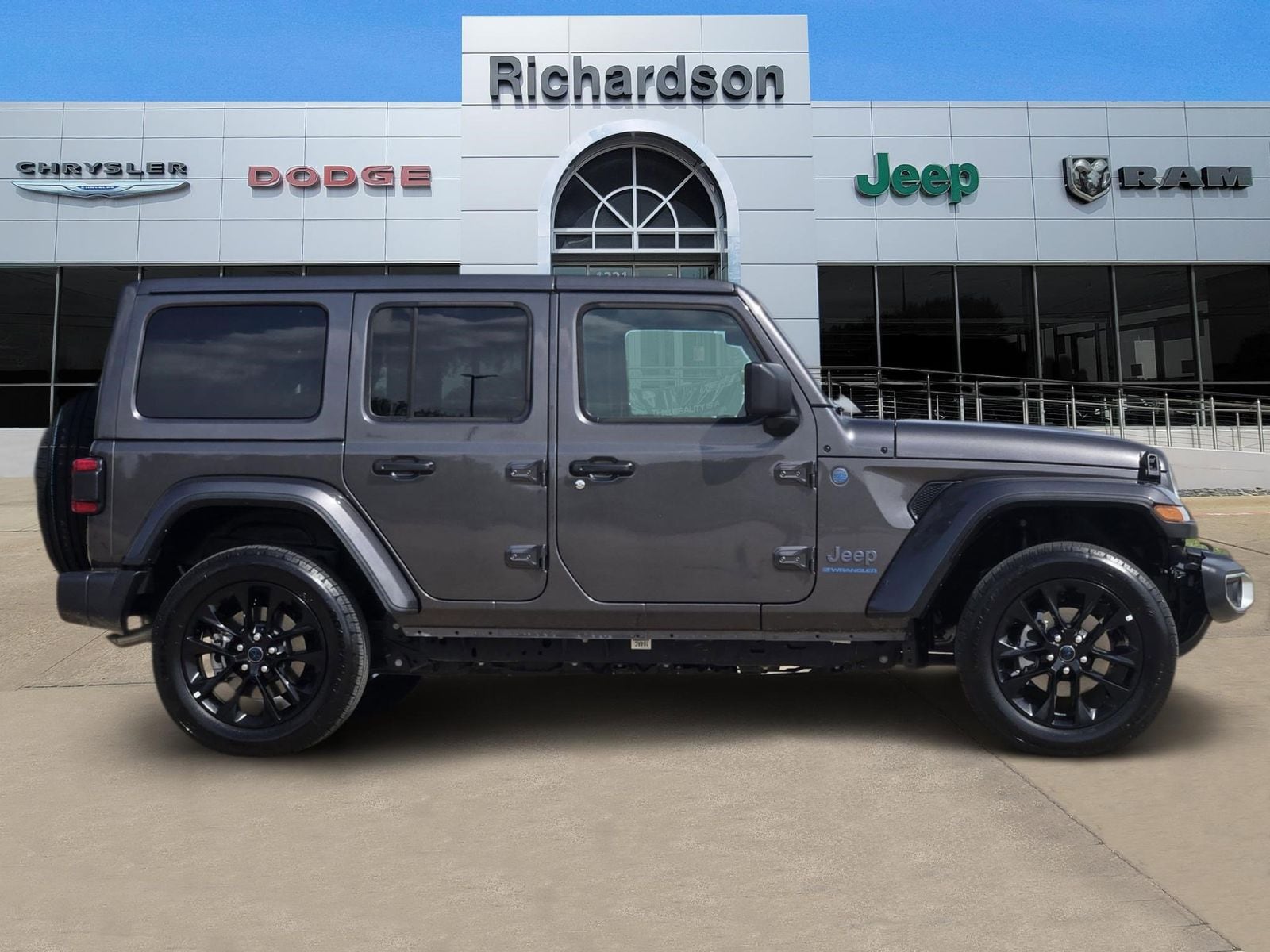 Used 2025 Granite Crystal Jeep Sahara image 3
