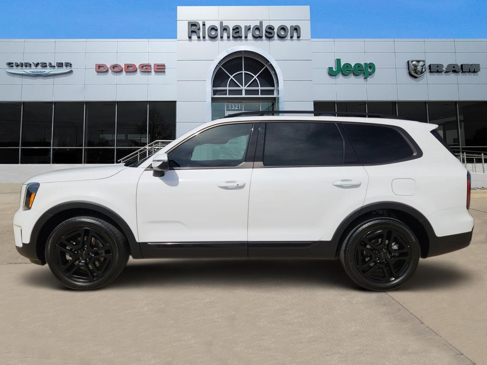 Used 2025 Glacial White Pearl Kia EX image 3