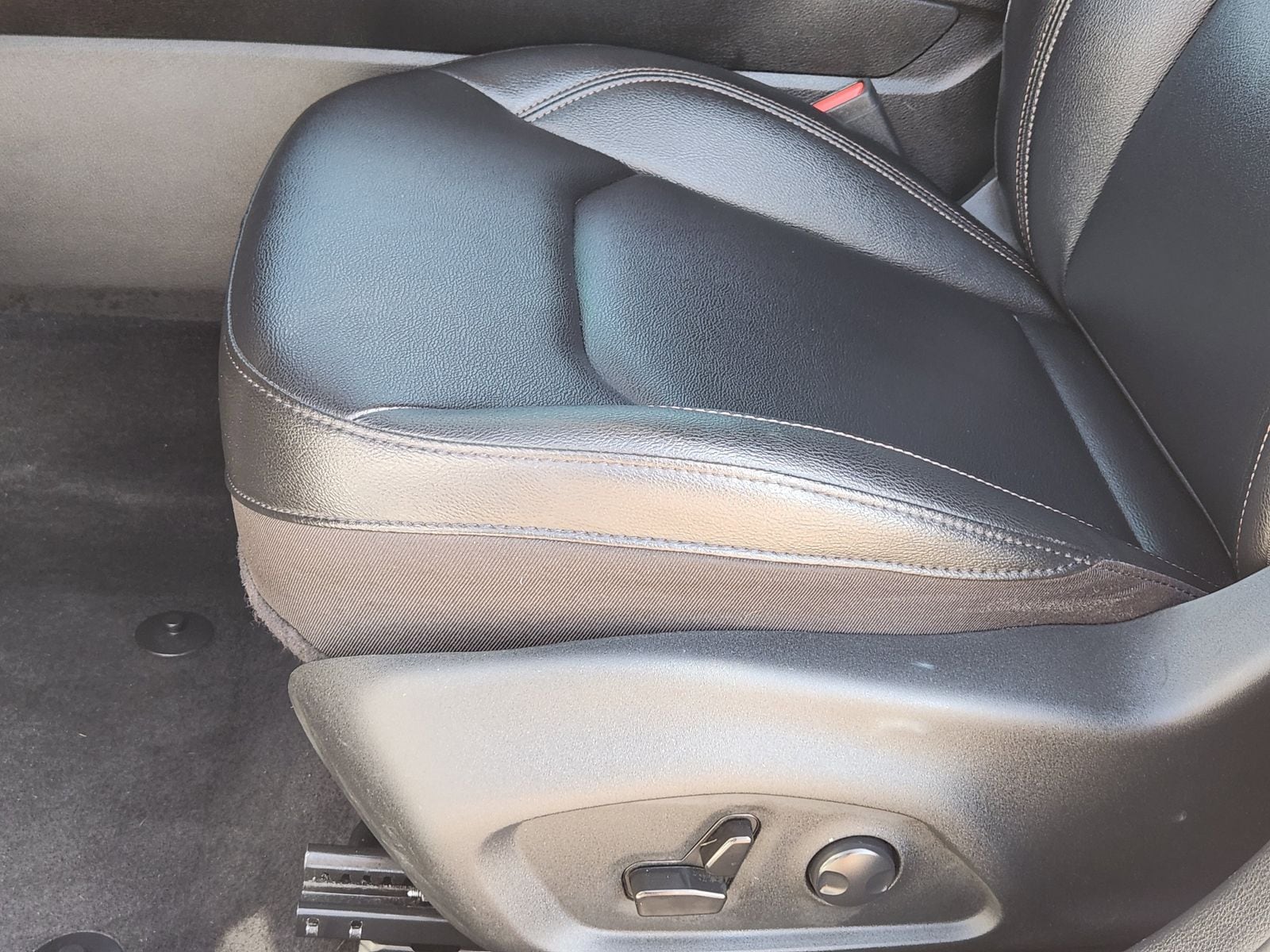 Used 2024 Bright White Jeep Latitude Lux image 34