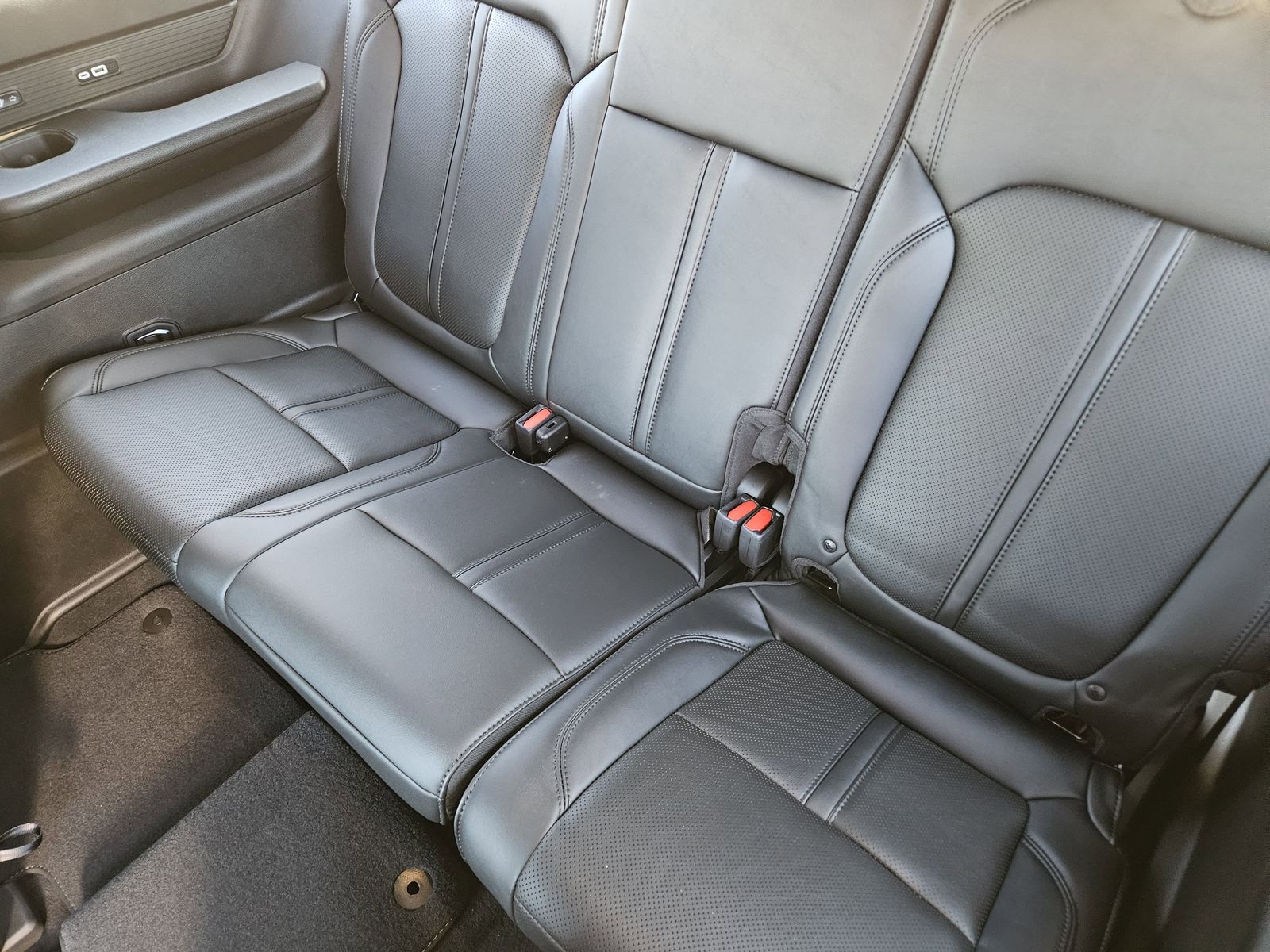 New 2025 Baltic Gray Jeep LIMITED 4X4 image 32