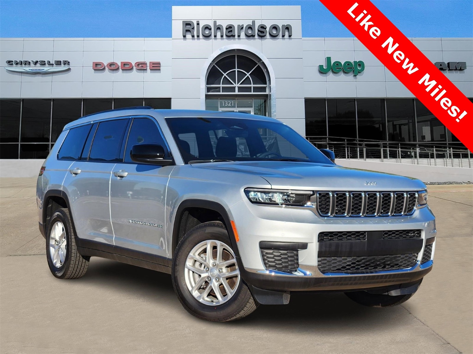 2025 Jeep Grand Cherokee L Laredo's photo