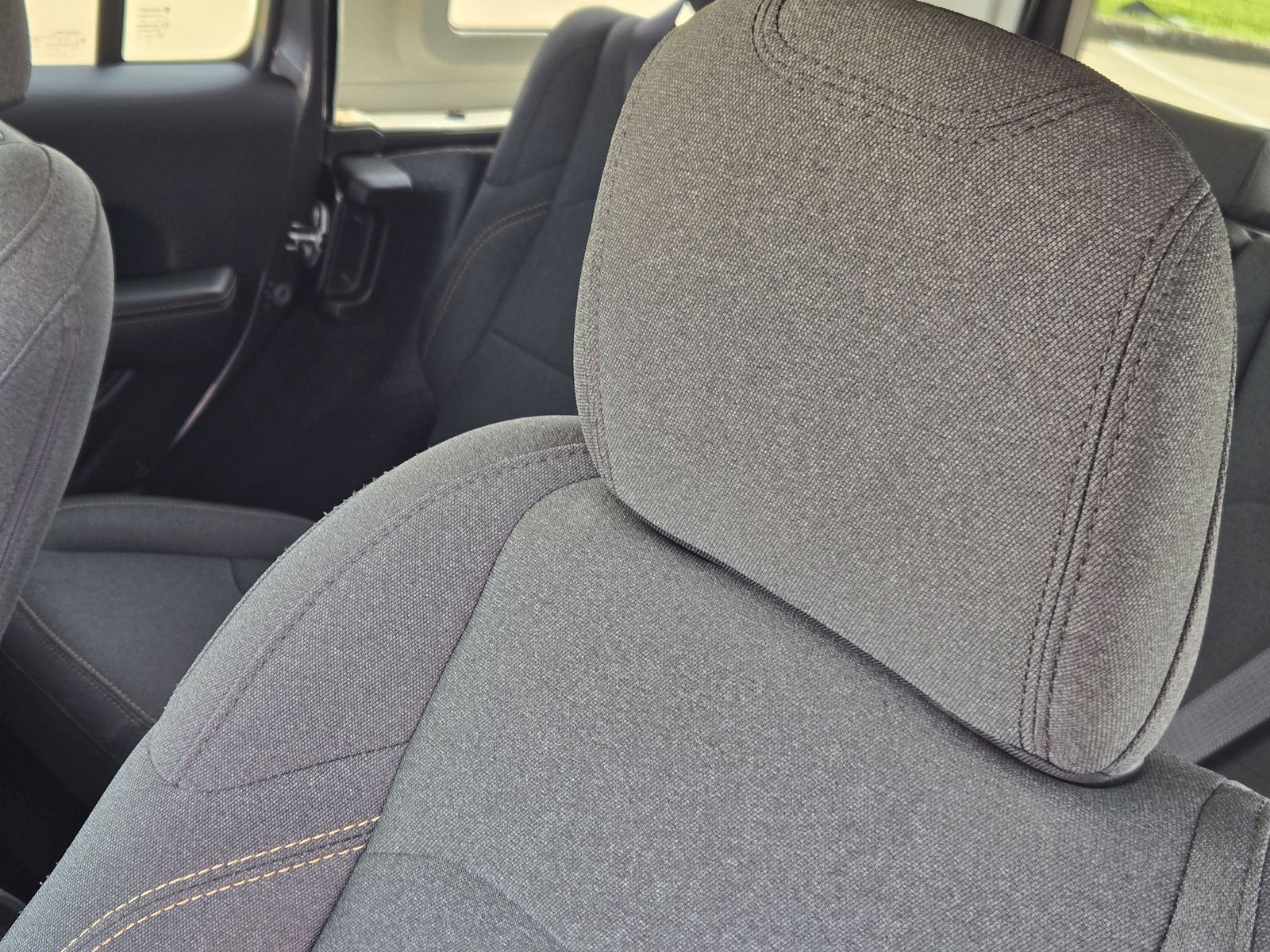 Used 2025 Granite Crystal Jeep Sahara image 18