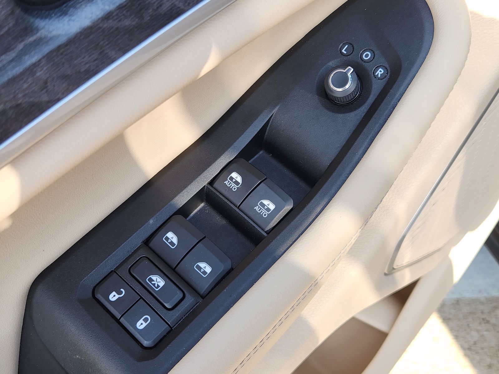 Used 2024 Bright White Jeep Base image 32