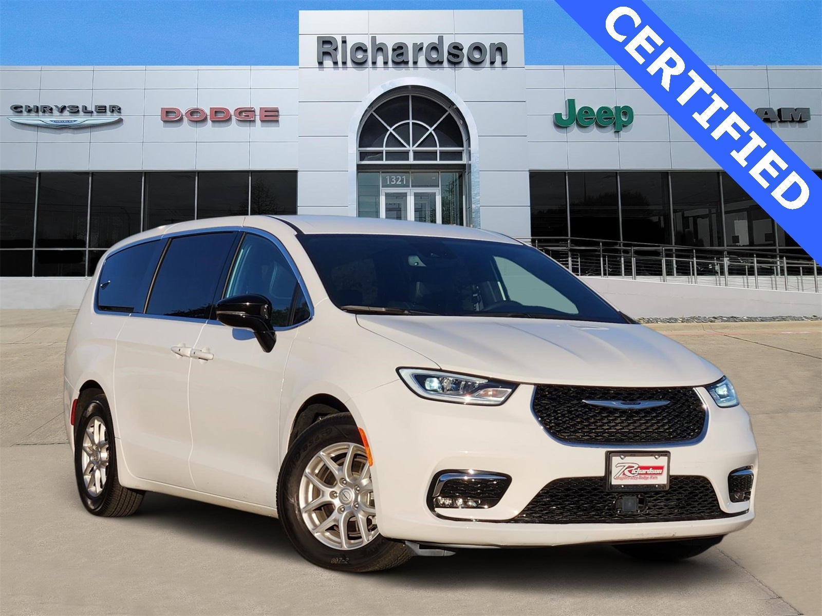 2025 Chrysler Pacifica Select's photo