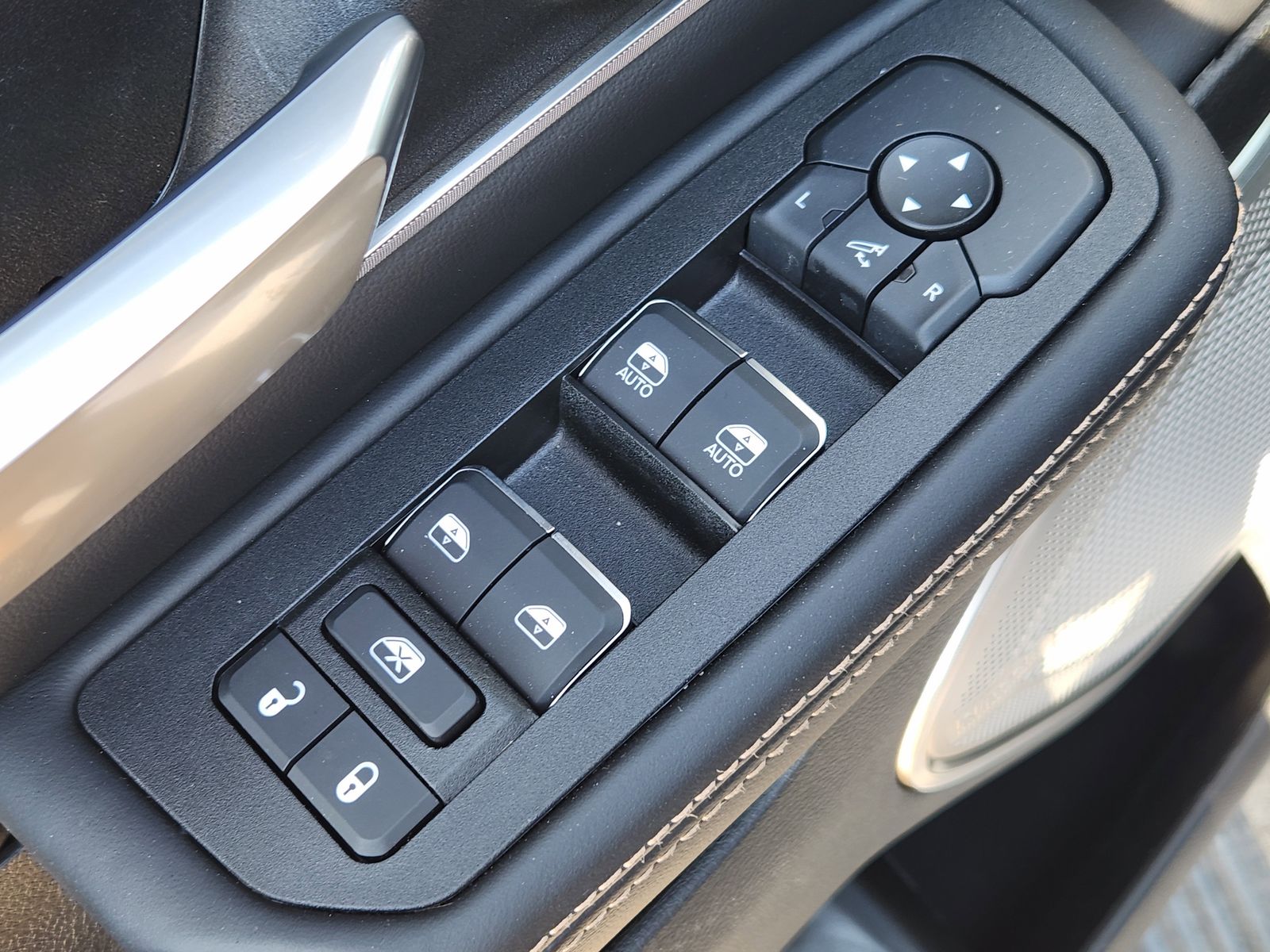 New 2026 Ivory White Tri-Coat Pearlcoat Ram TUNGSTEN CREW CAB 4X4 image 36