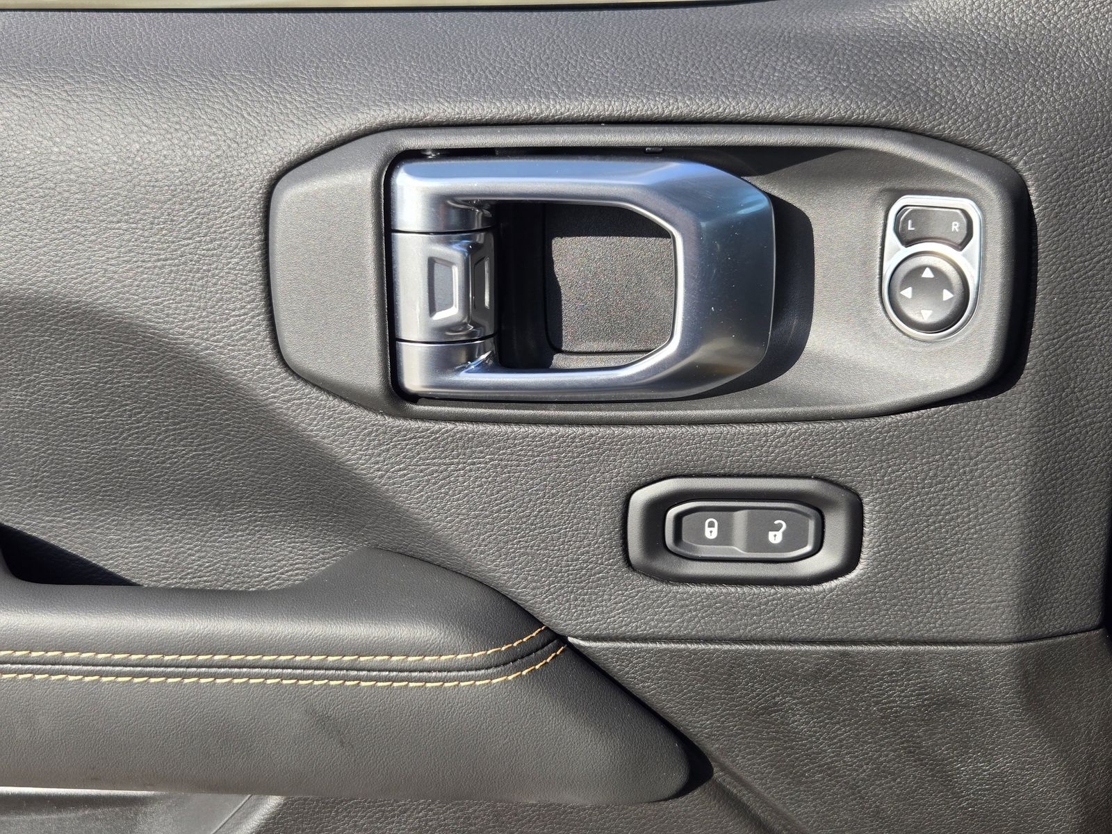 New 2026 Granite Crystal Jeep 4-DOOR SAHARA image 24