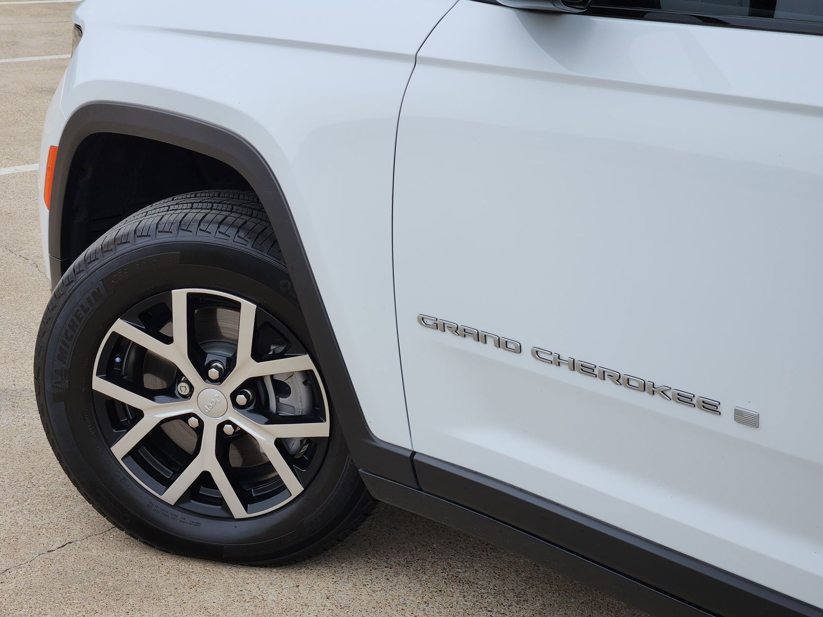 Used 2025 Bright White Jeep Limited image 17