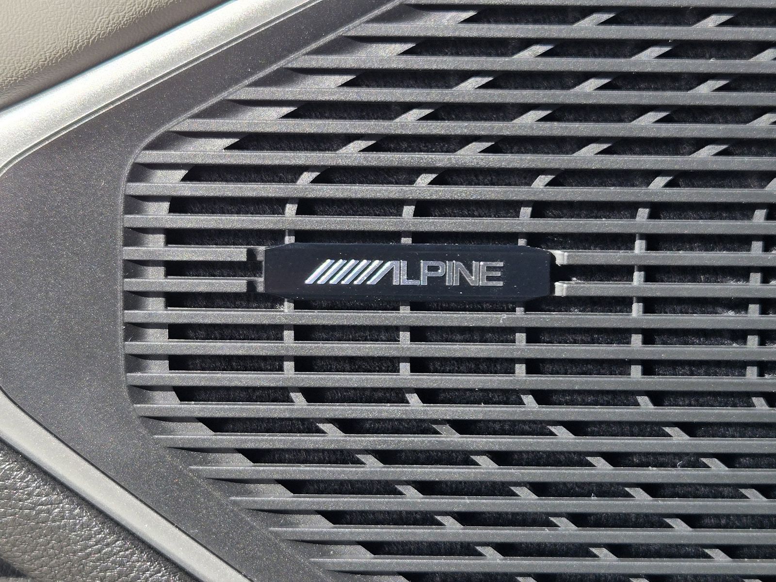 New 2025 Diamond Black Crystal Pearlcoat Jeep L LIMITED 4X4 image 25