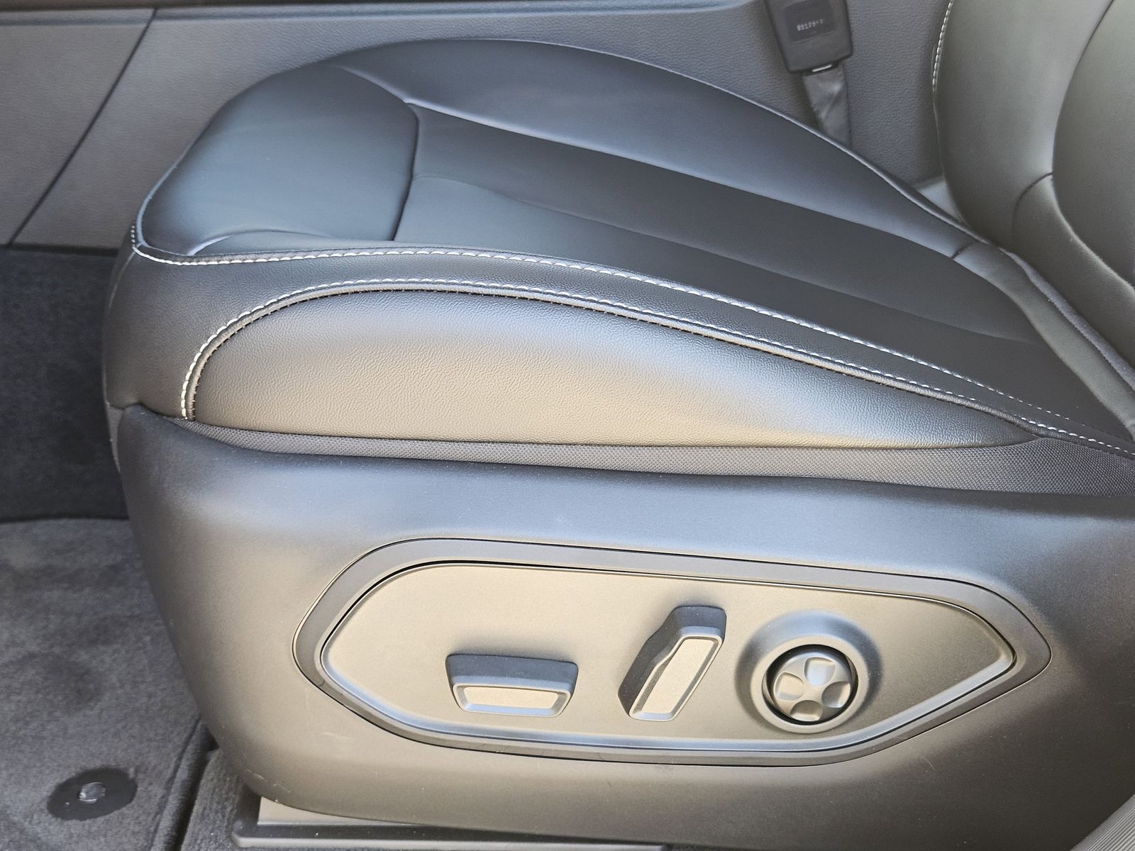 New 2025 Baltic Gray Jeep L LIMITED 4X2 image 25