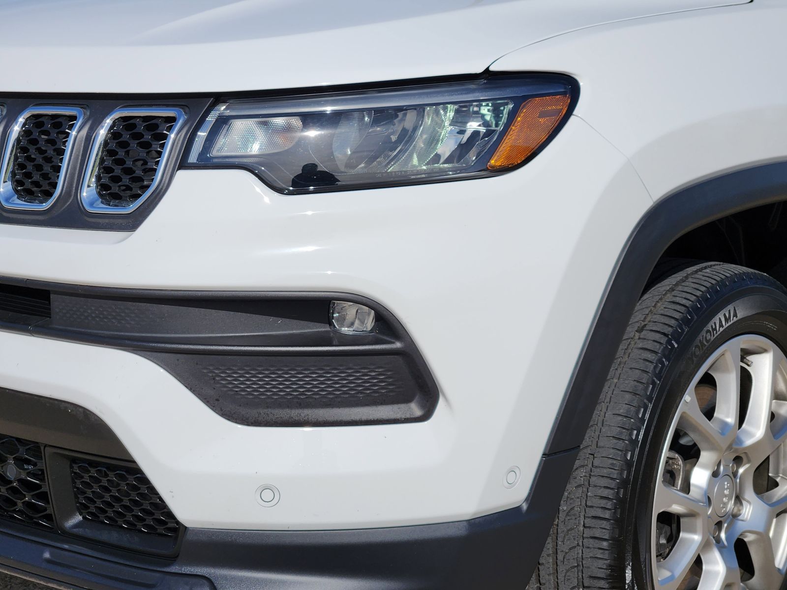 Used 2024 Bright White Jeep Latitude Lux image 10