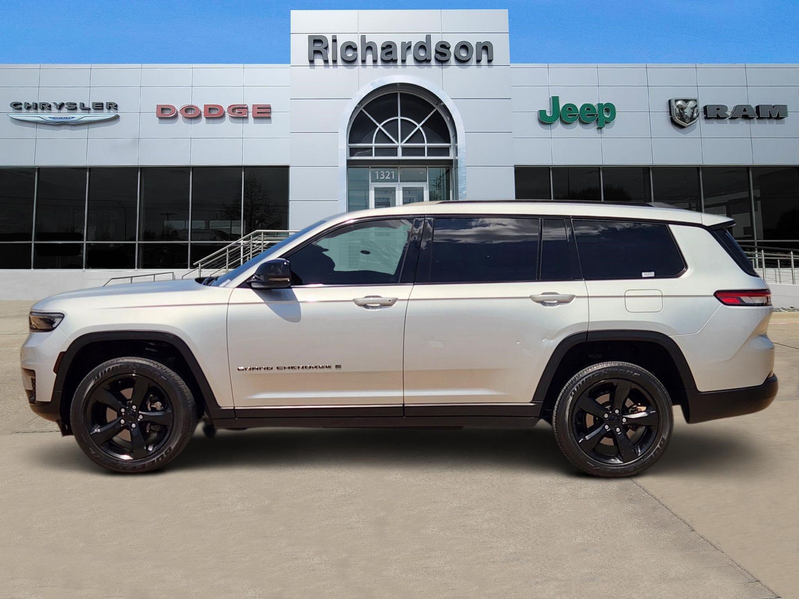 Used 2024 Silver Zynith Jeep Laredo image 3