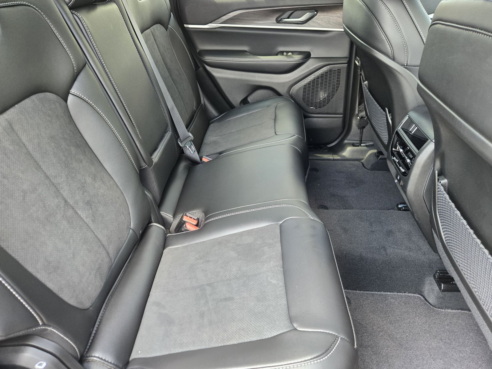 New 2026 Baltic Gray Jeep LAREDO ALTITUDE 4X2 image 38