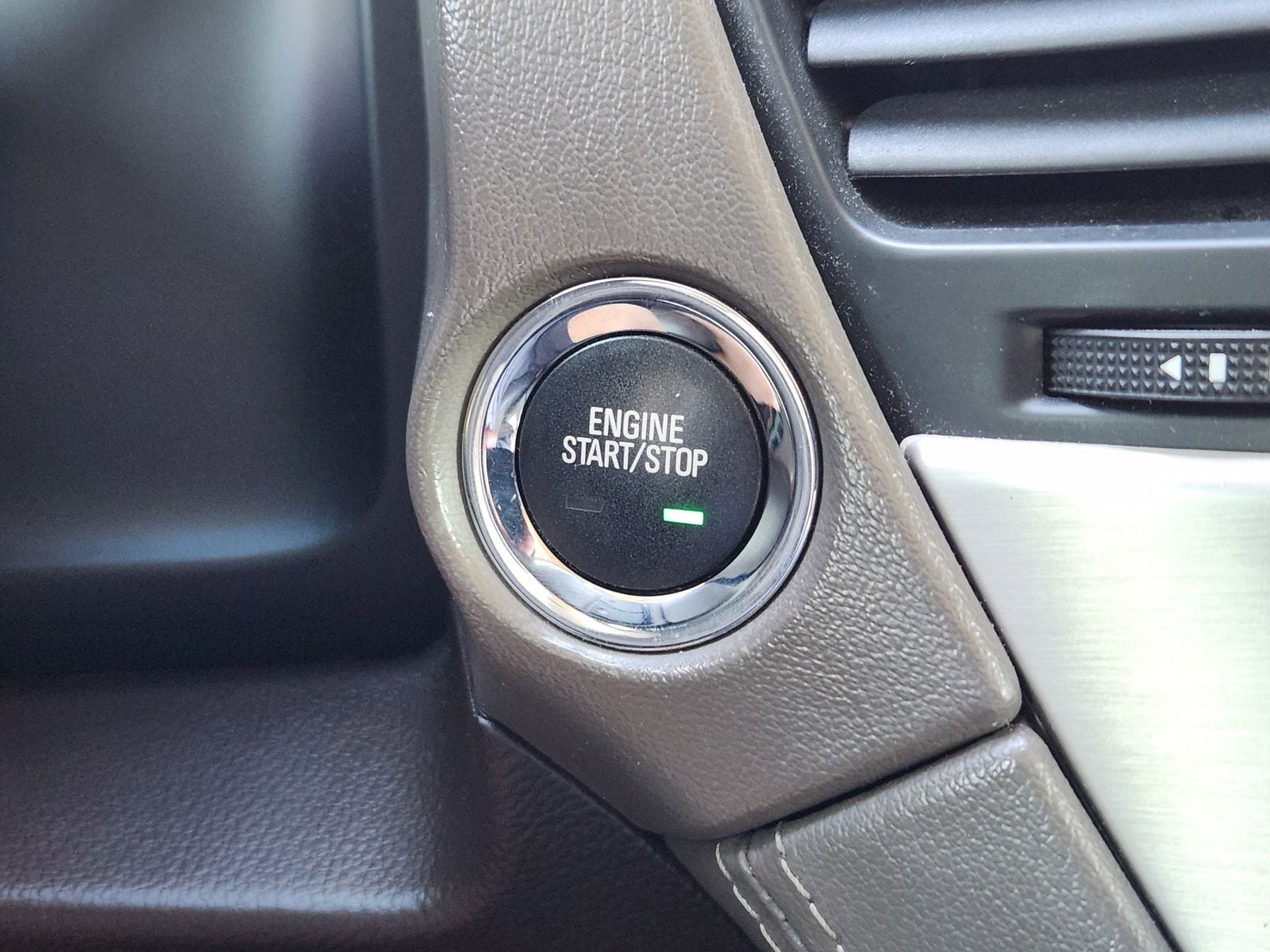 Used 2019 White Frost Tricoat GMC Denali image 29