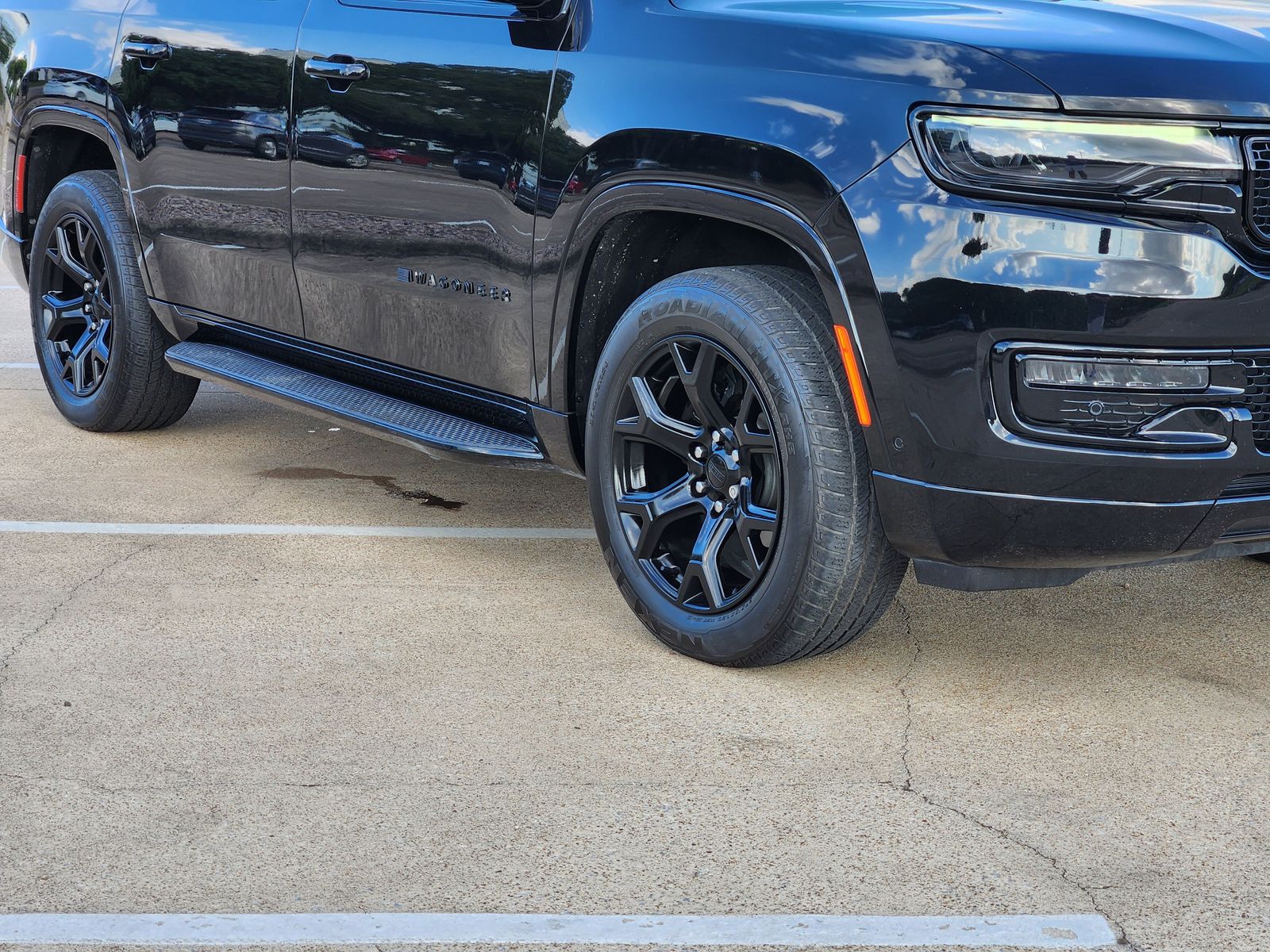 Used 2023 Diamond Black Crystal Pearlcoat Jeep Base image 11