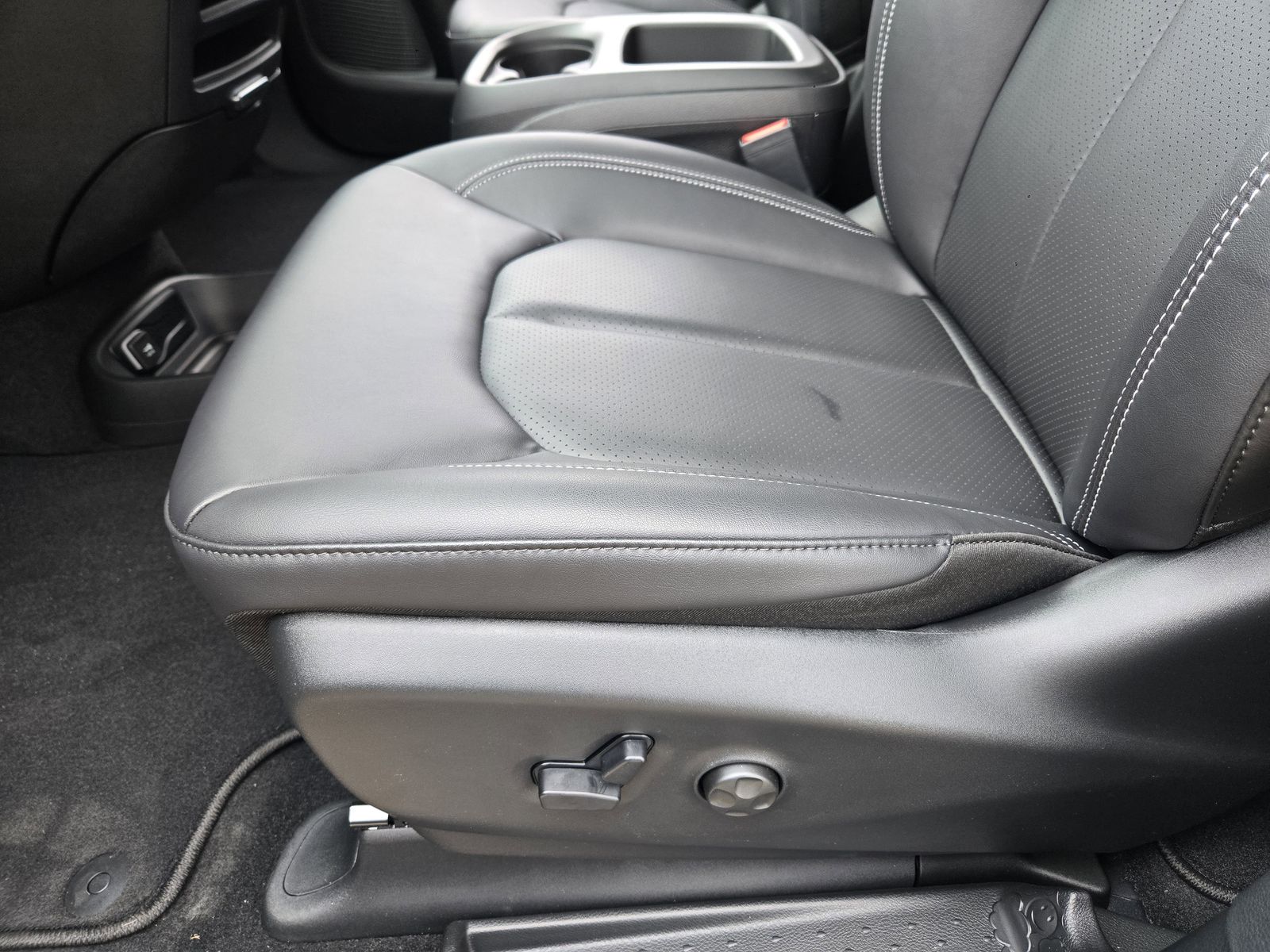 New 2026 Diamond Black Crystal Pearlcoat Chrysler SELECT AWD image 24