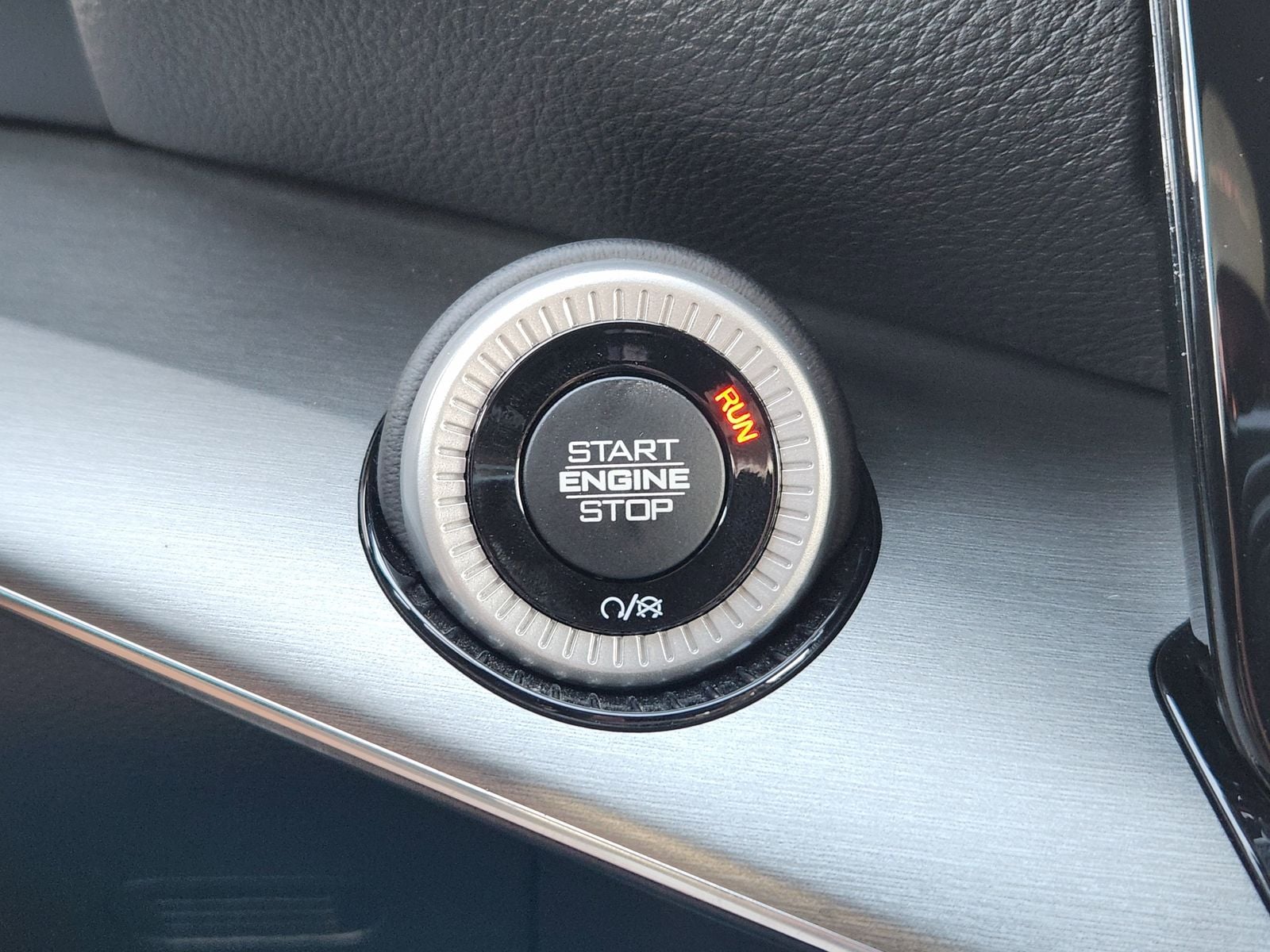 Used 2023 Diamond Black Crystal Pearlcoat Jeep Base image 27