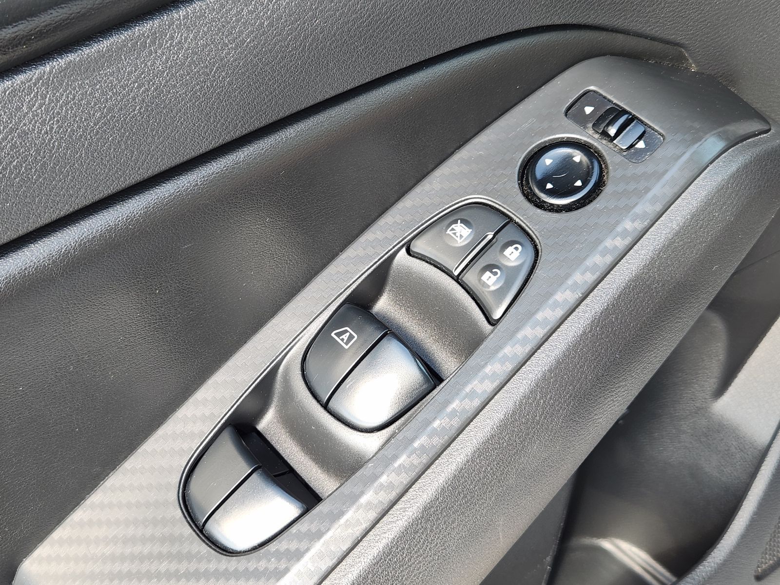 Used 2022 Brilliant Silver Nissan 2.5 SV image 31