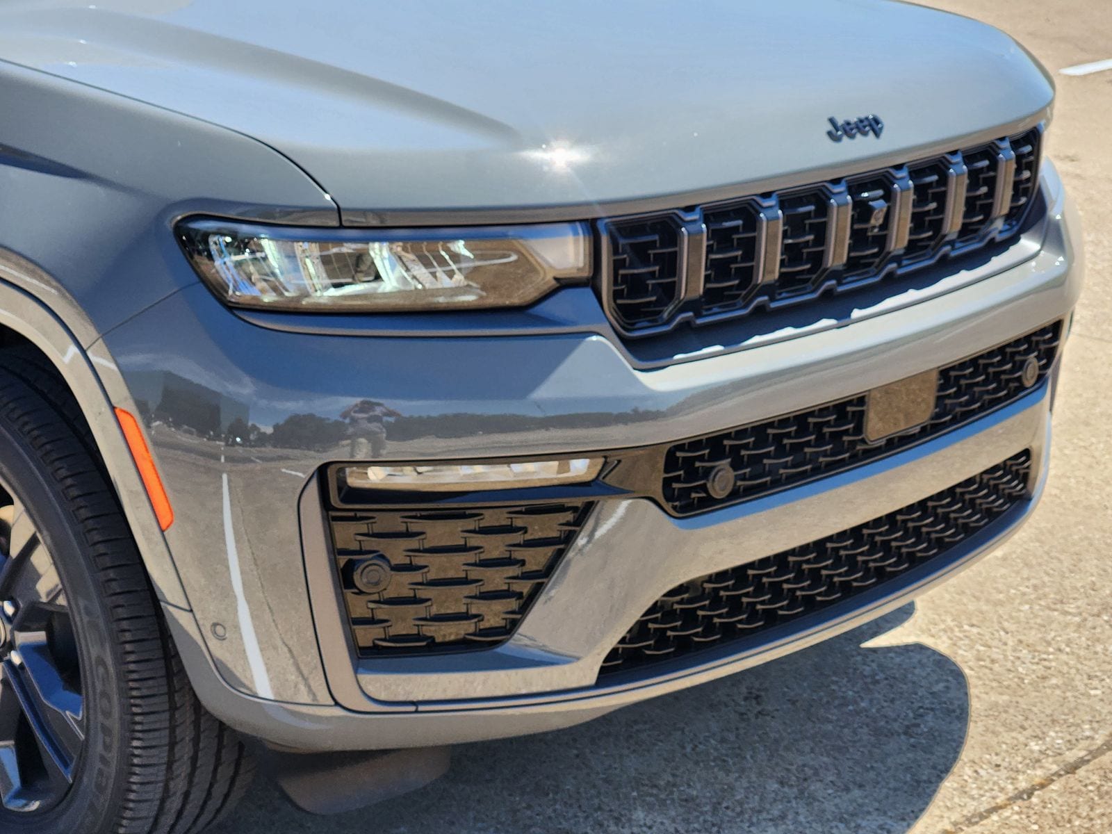 New 2027 Sting-Gray Jeep Limited Reserve image 10