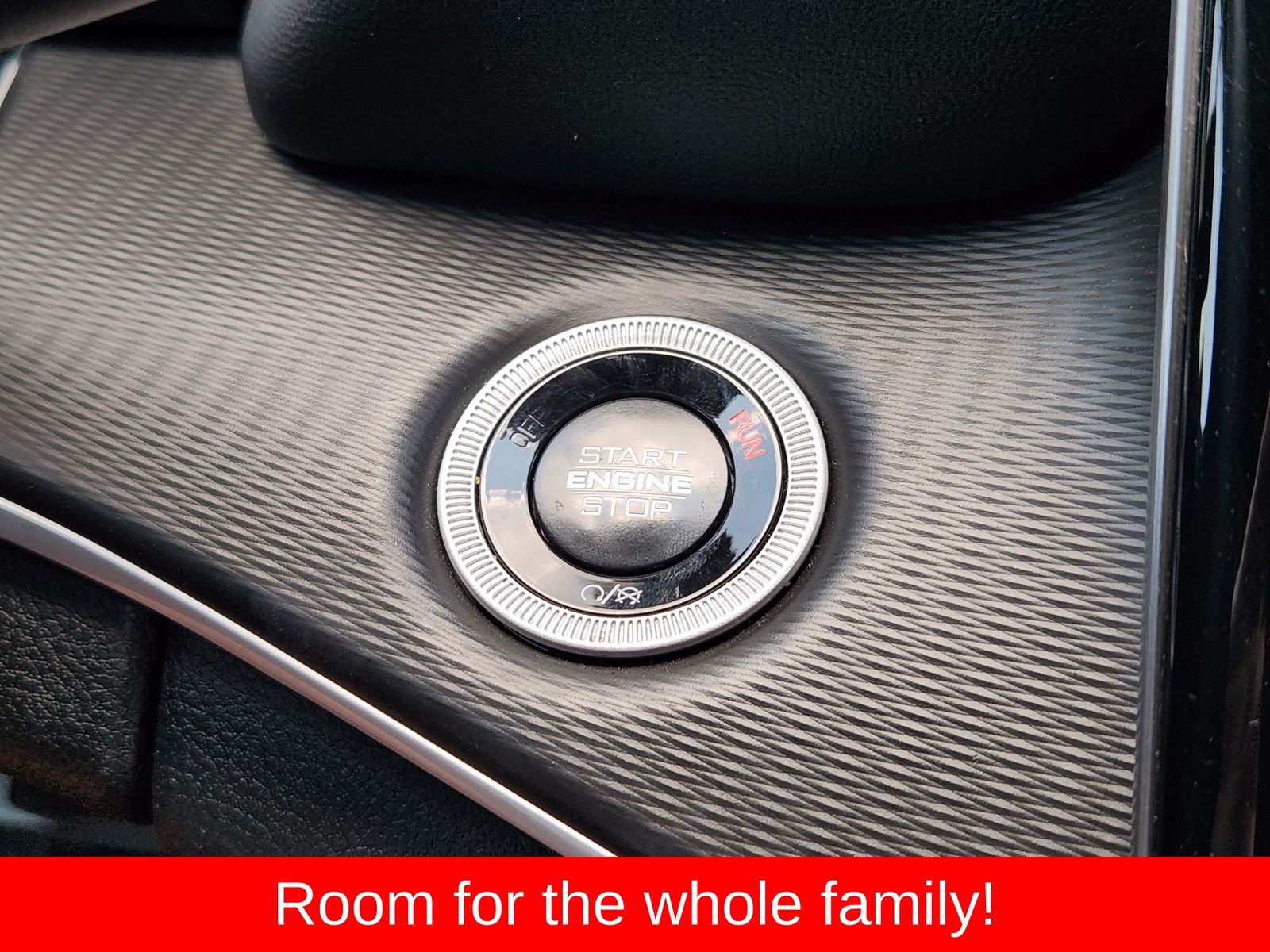 Used 2025 Diamond Black Crystal Pearlcoat Jeep Laredo image 29