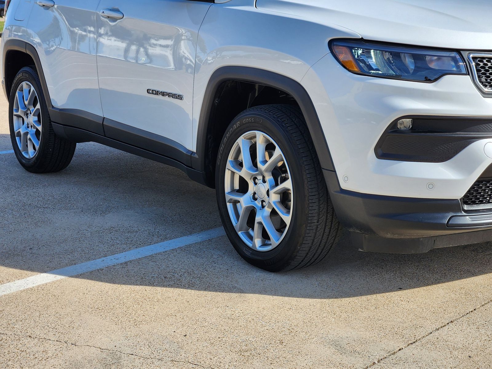 Used 2024 Bright White Jeep Latitude Lux image 11