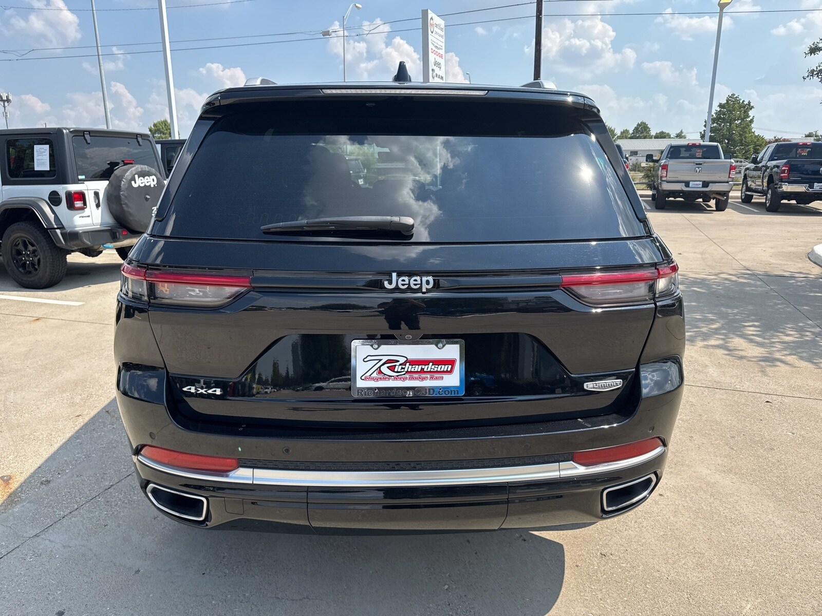 2023 Jeep Grand Cherokee Summit Reserve photo 3