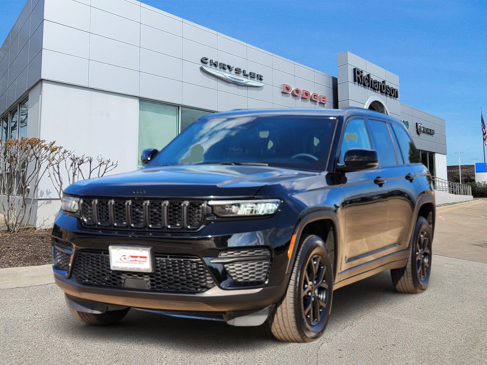 Used 2025 Diamond Black Crystal Pearlcoat Jeep Laredo image 2