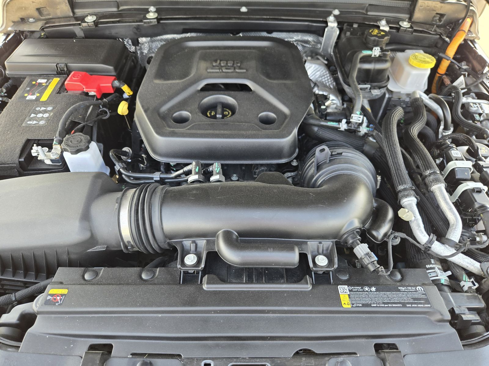 Used 2025 Granite Crystal Jeep Sahara image 40