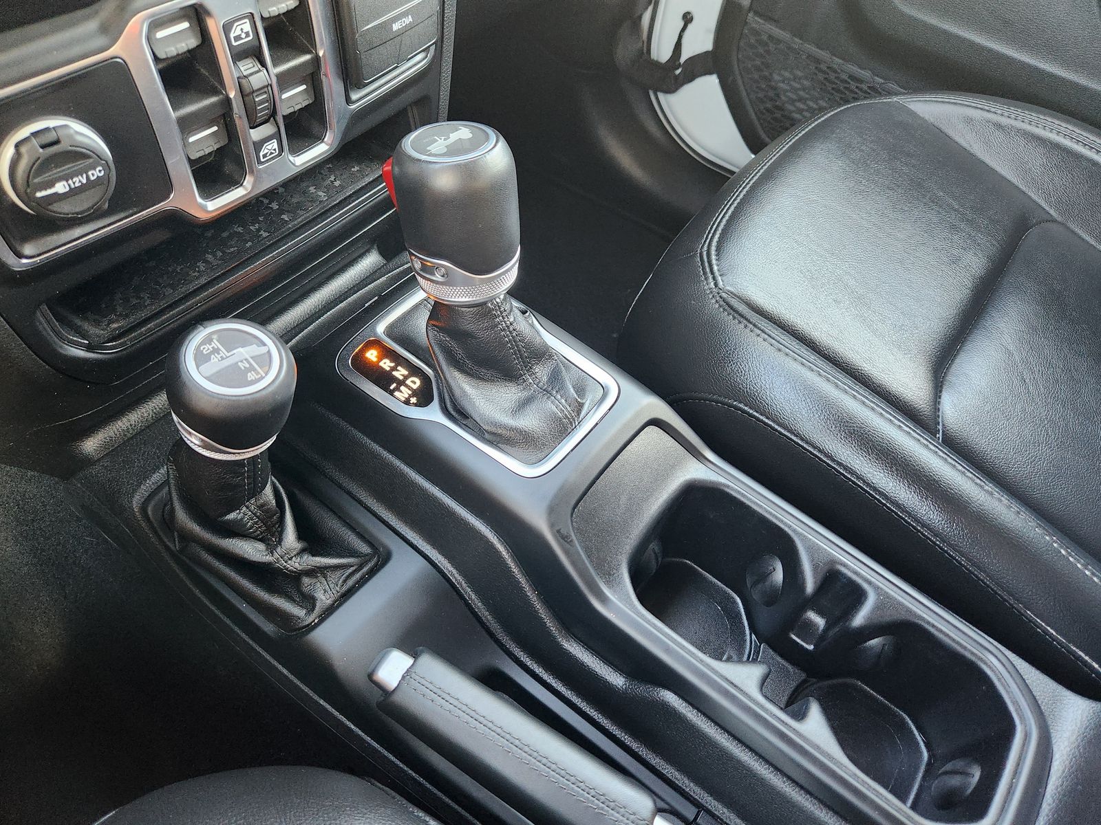Used 2022 Bright White Jeep Unlimited Sahara image 26