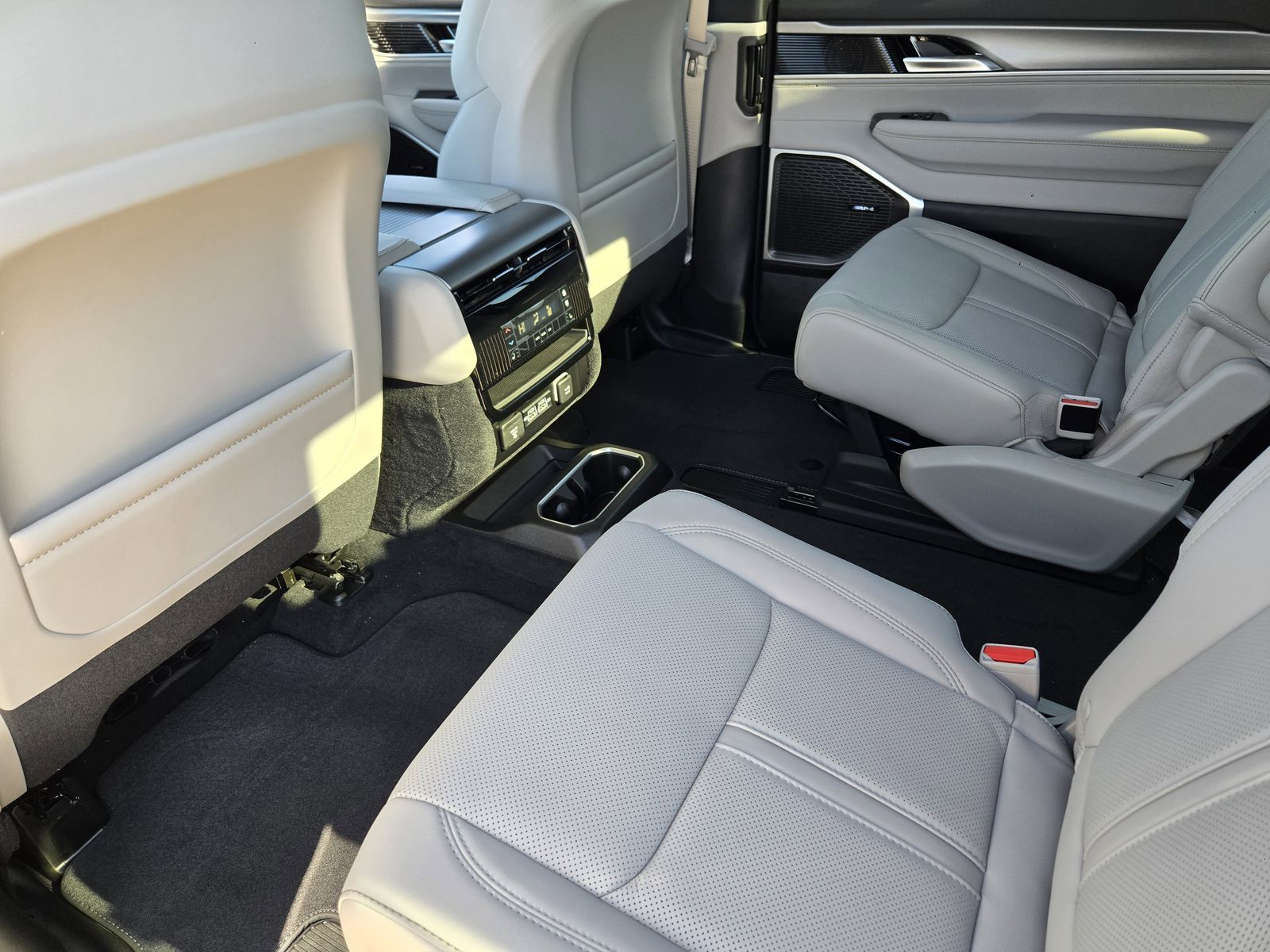 New 2025 Diamond Black Crystal Pearlcoat Jeep L LIMITED 4X4 image 32