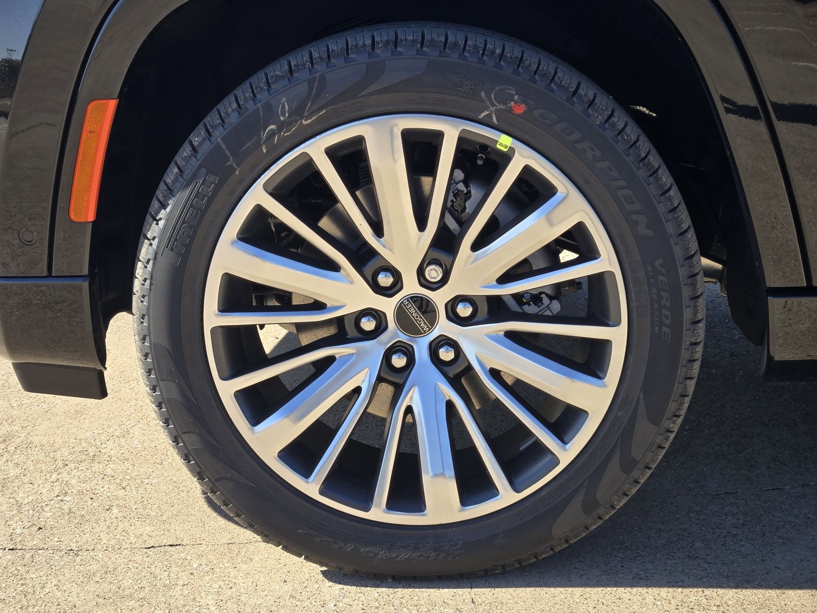 New 2025 Diamond Black Crystal Pearlcoat Jeep L LIMITED 4X4 image 10