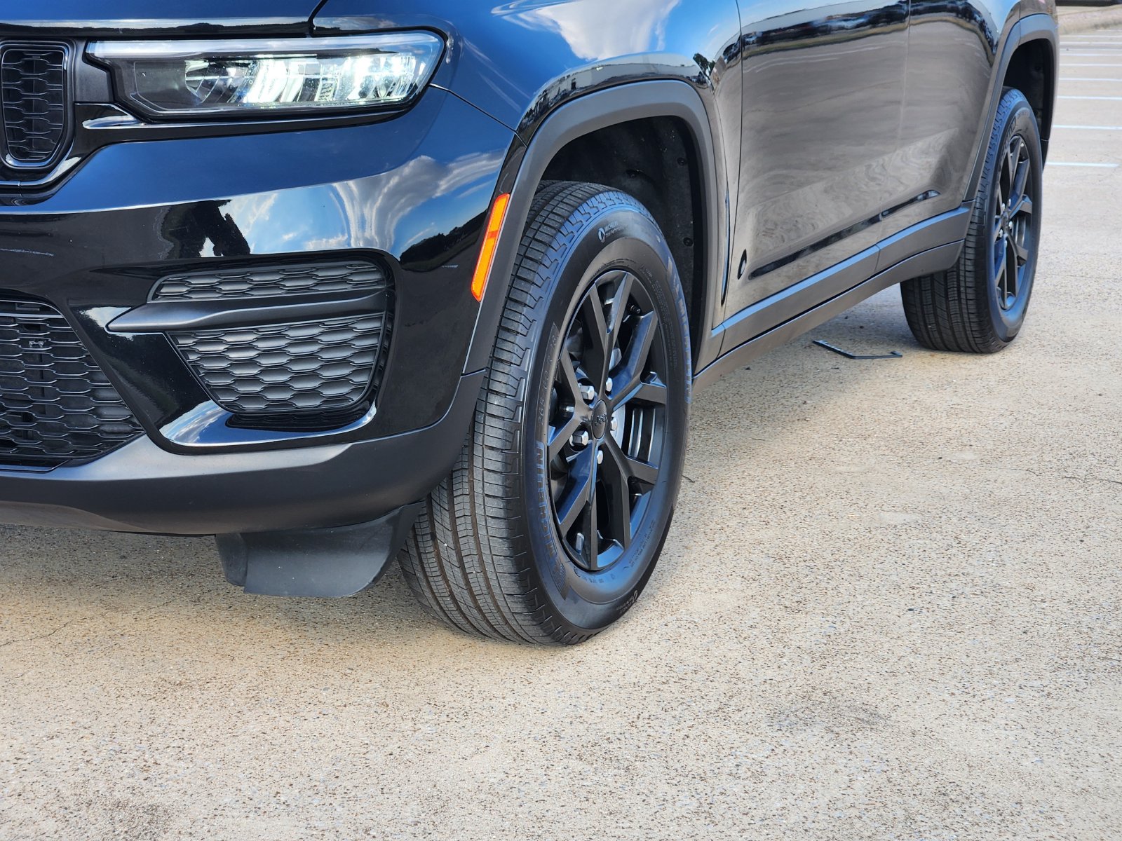 Used 2025 Diamond Black Crystal Pearlcoat Jeep Laredo image 11