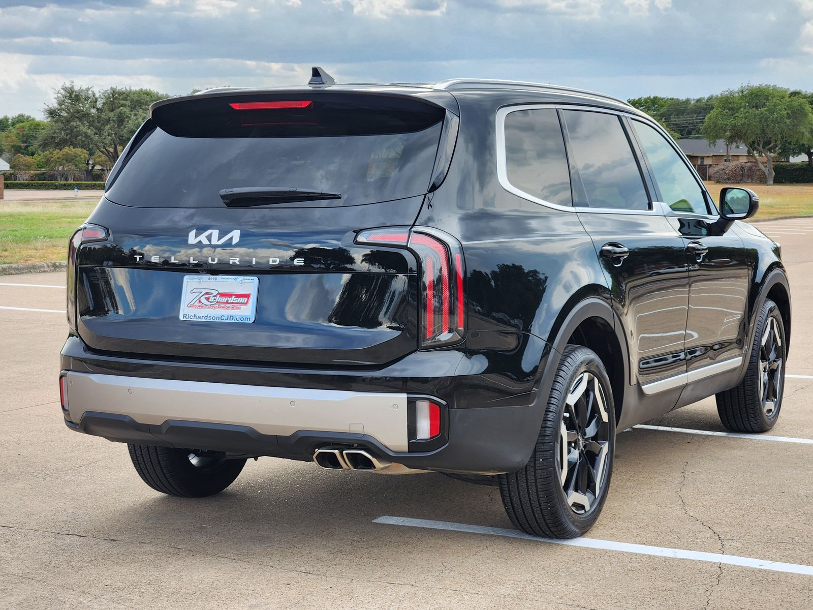 Used 2025 Ebony Black Kia EX image 6
