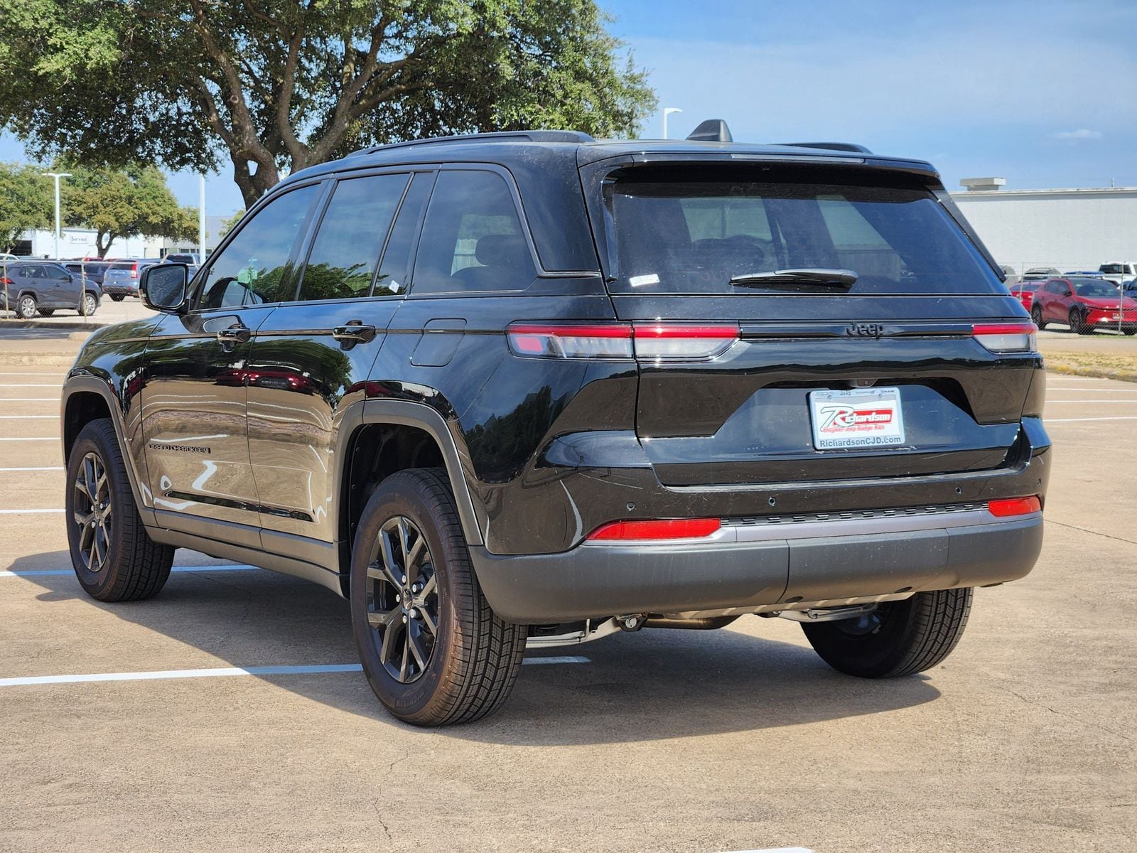 New 2026 Diamond Black Crystal Pearlcoat Jeep LAREDO ALTITUDE 4X2 image 4
