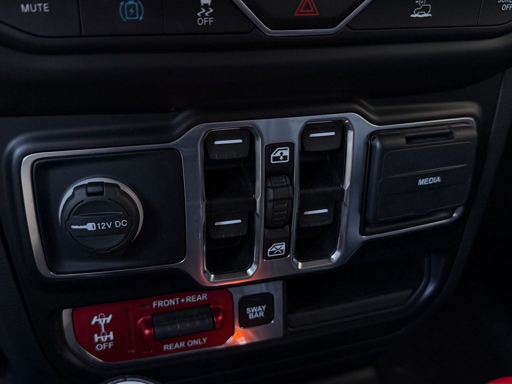 Used 2022 Granite Crystal Jeep Rubicon image 17
