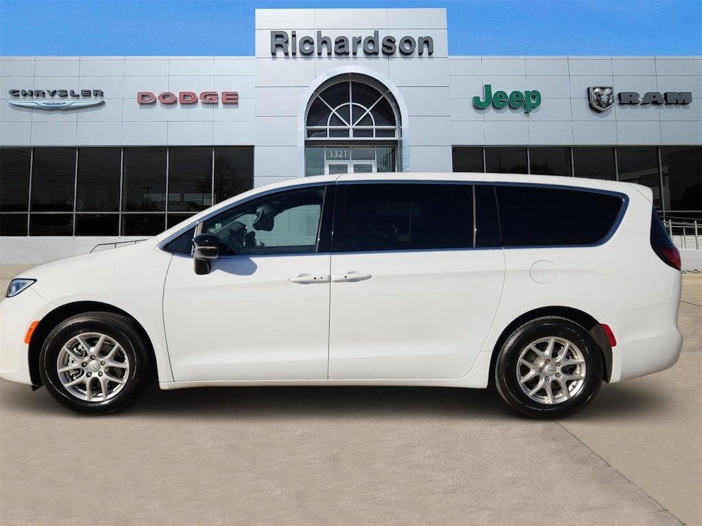 Used 2025 Chrysler Pacifica Select Van Passenger Van