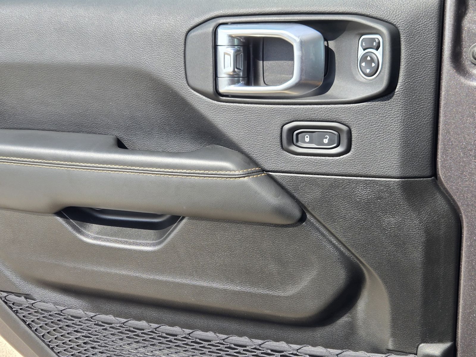 Used 2025 Granite Crystal Jeep Sahara image 30