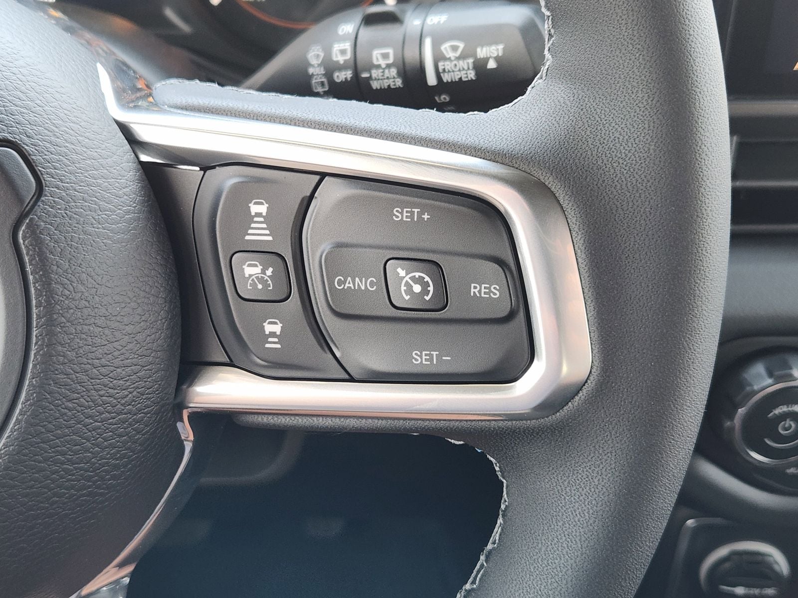 New 2026 Bright White Jeep 4-DOOR SAHARA image 39