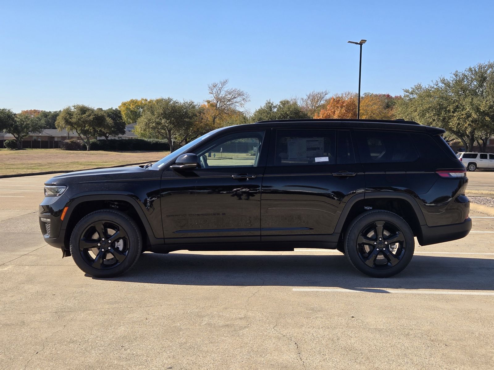 New 2025 Diamond Black Crystal Pearlcoat Jeep L LIMITED 4X4 image 3