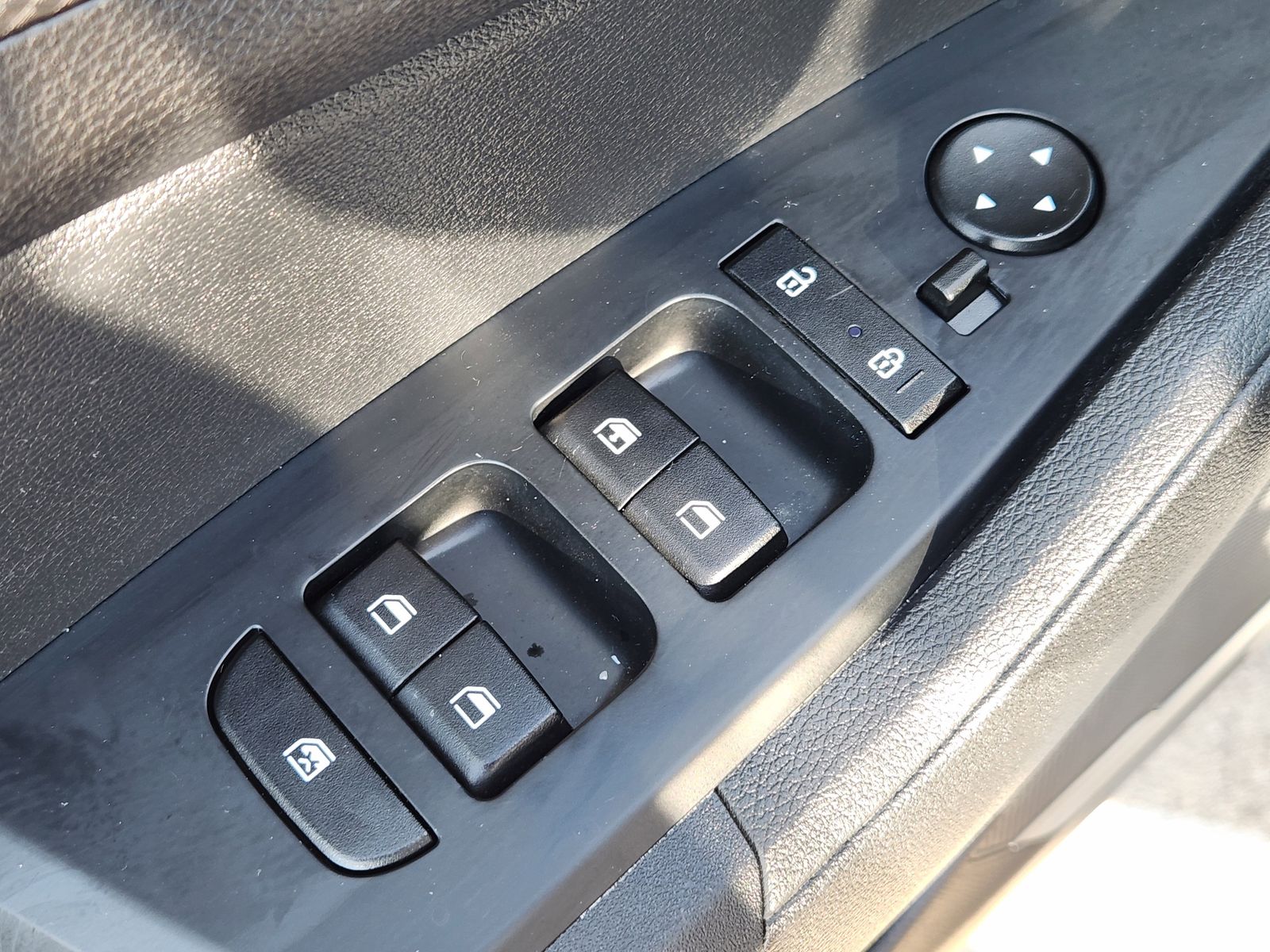 Used 2024 Snow White Pearl Kia LX image 31