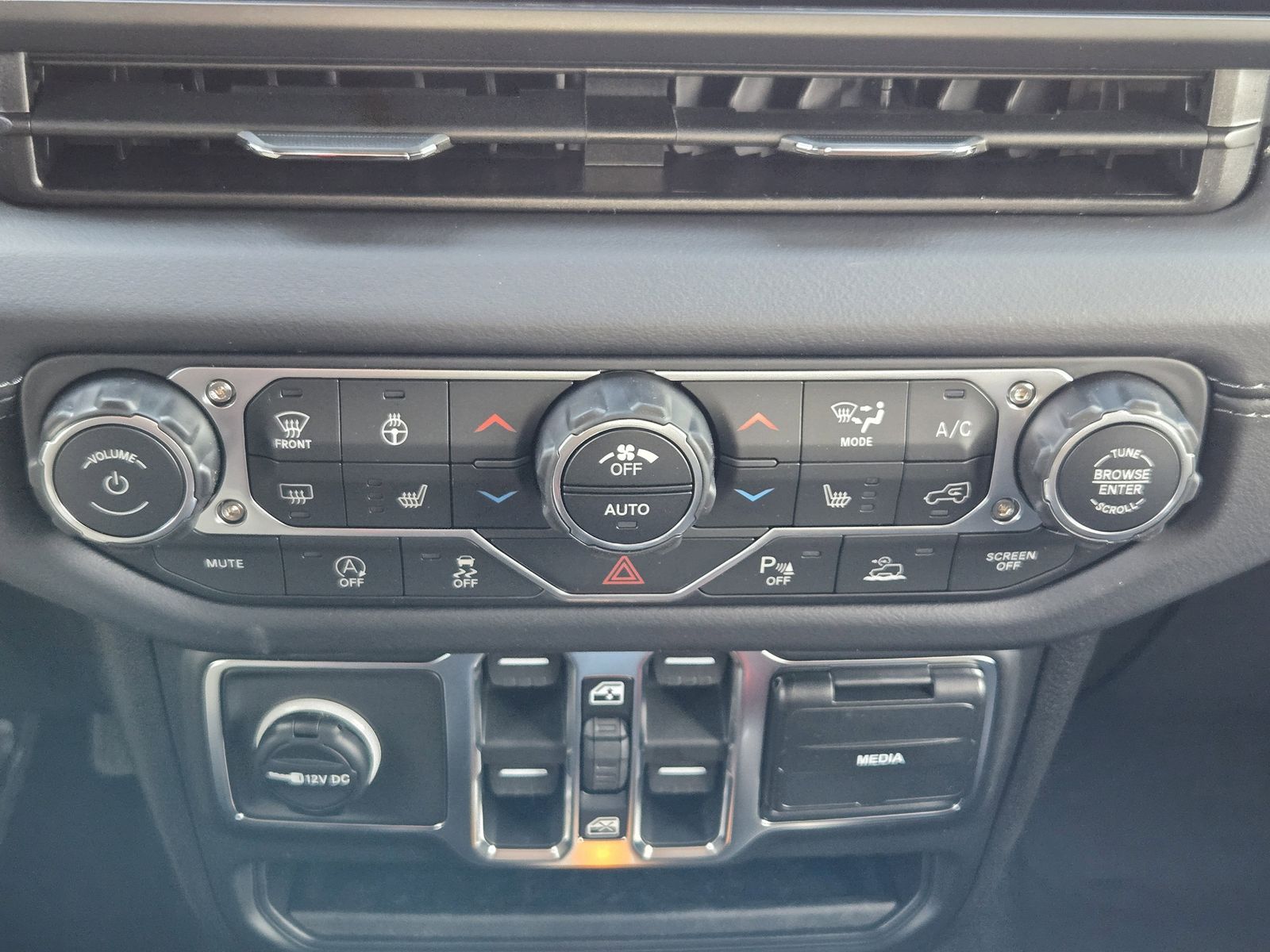 New 2026 Granite Crystal Jeep 4-DOOR SAHARA image 19