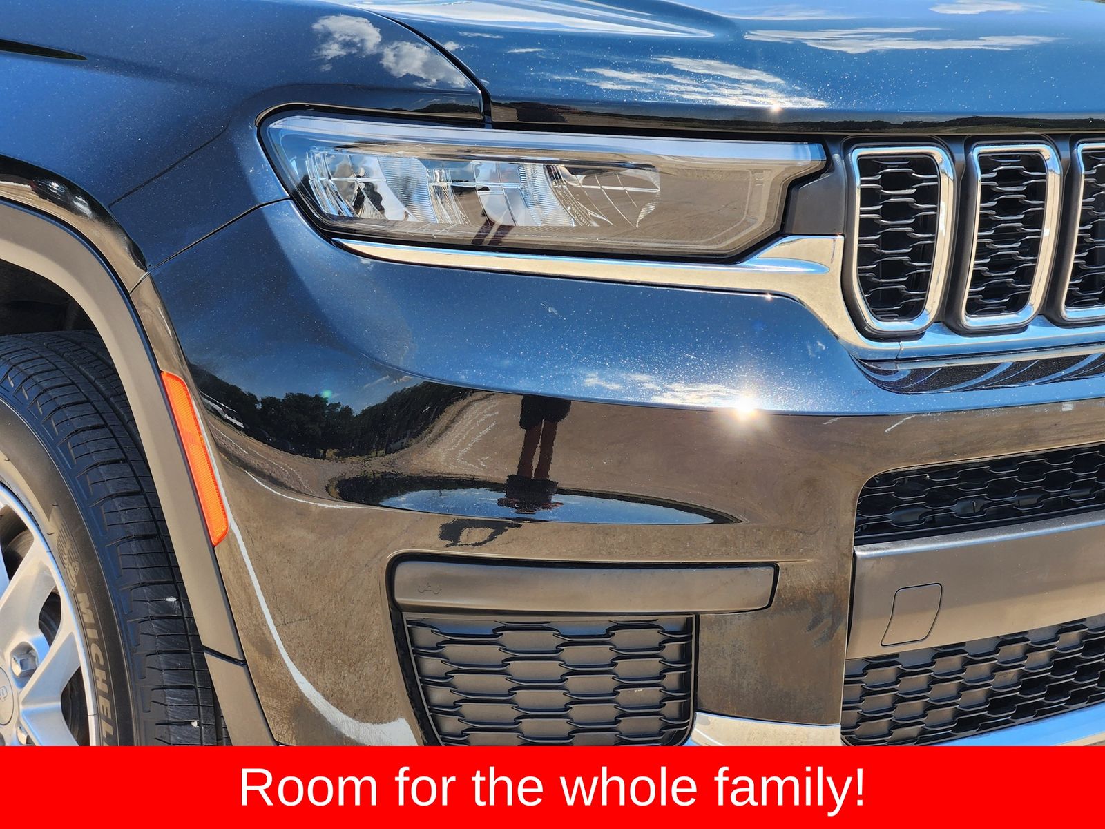 Used 2025 Diamond Black Crystal Pearlcoat Jeep Laredo image 9